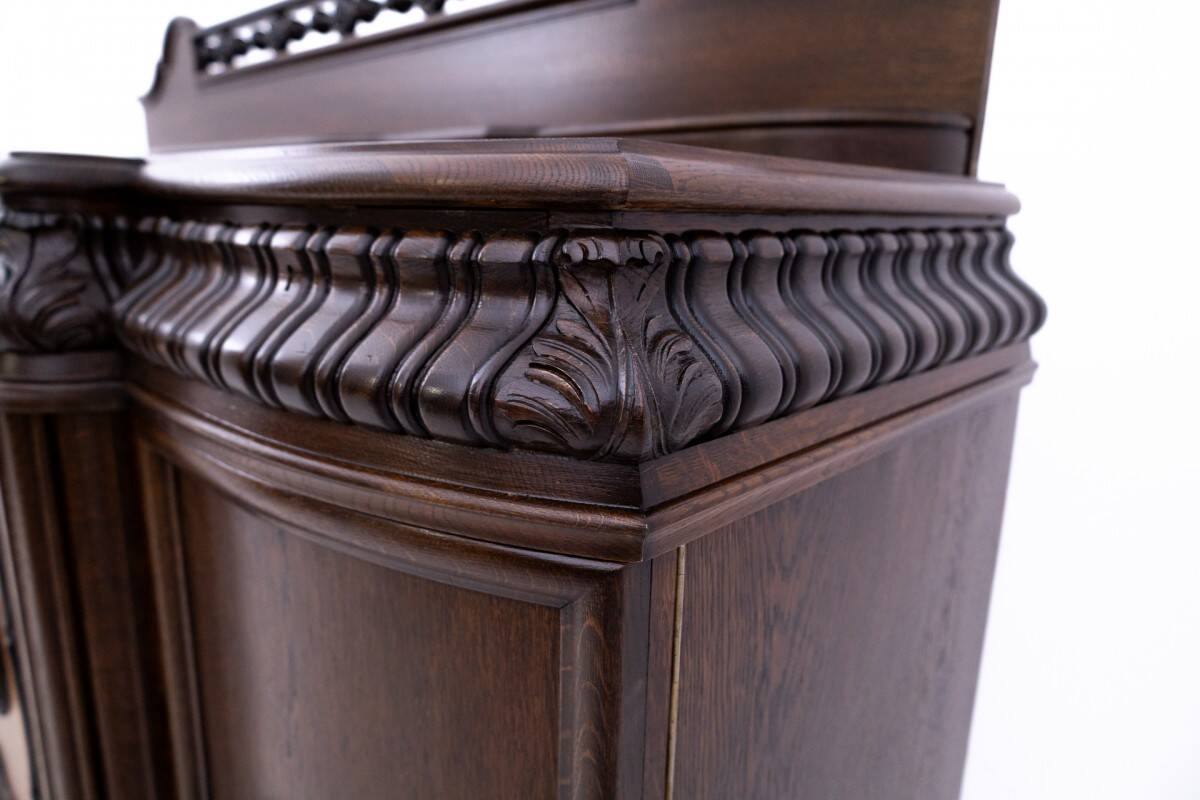 Oak chest of drawers, Germany, circa 1930.