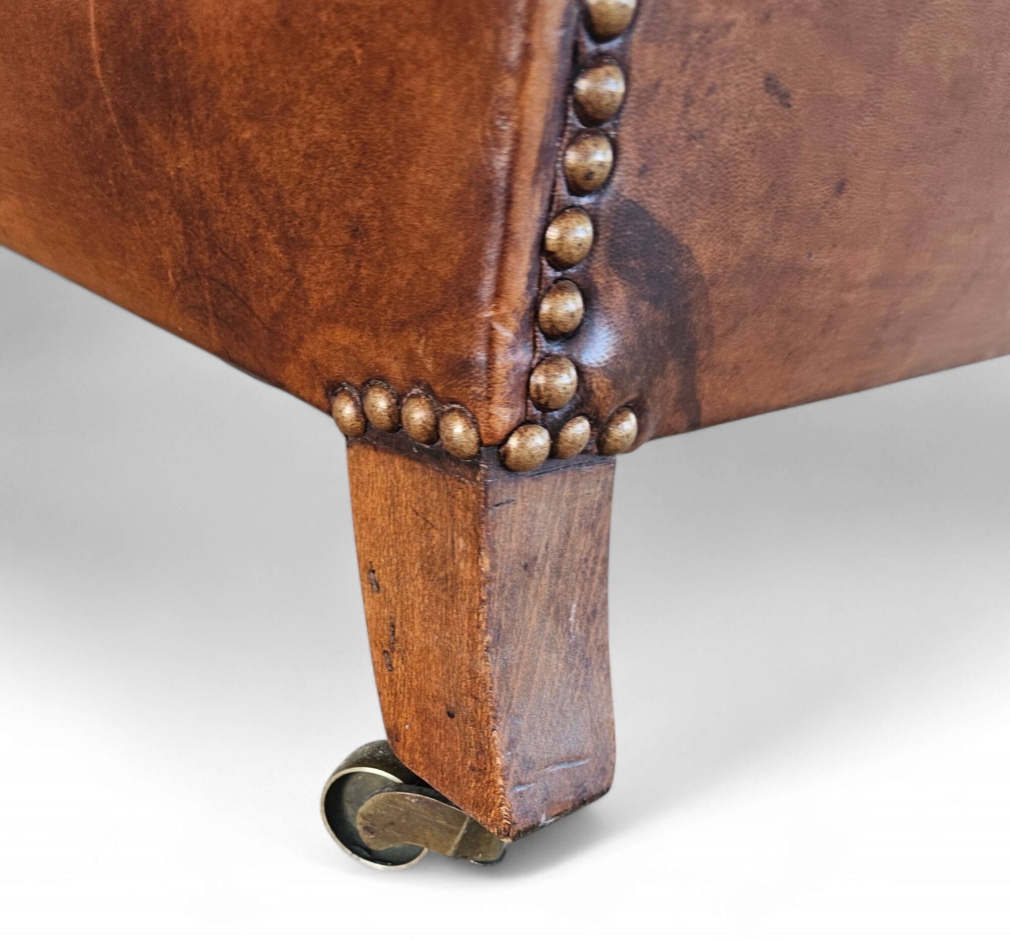 fauteuil club en cuir de mouton anglais ancien avec accoudoirs