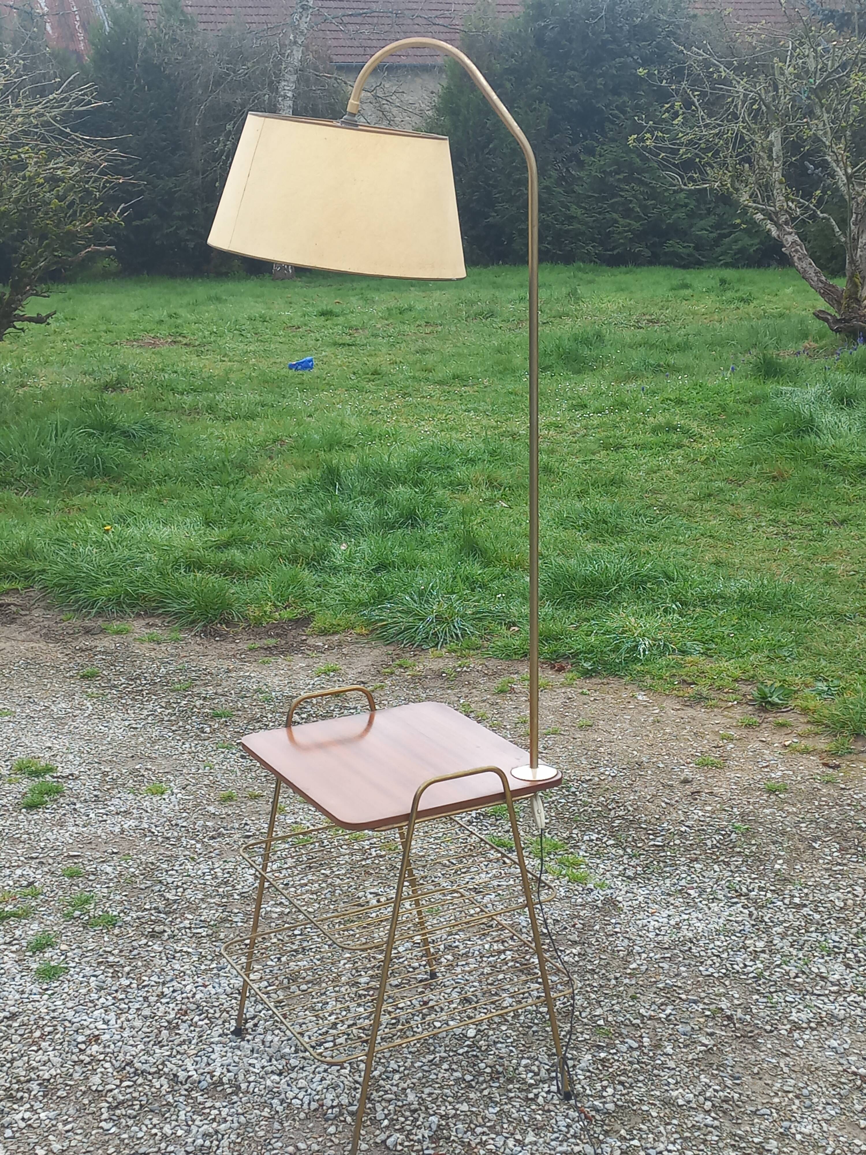 Lampadaire des années 50 en métal doré triple tablettes acajou et métal doré