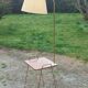 Lampadaire des années 50 en métal doré triple tablettes acajou et métal doré