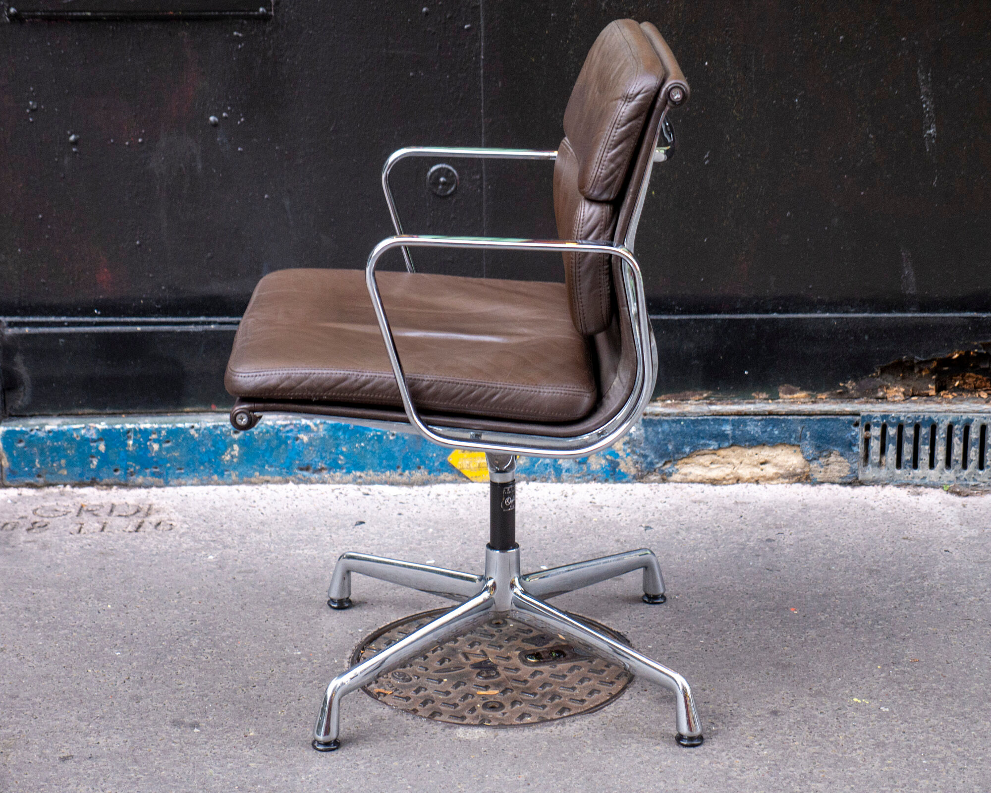 Soft Pad EA 218 brown chair by Charles & Ray Eames édit Herman Miller