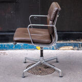 Soft Pad EA 218 brown chair by Charles & Ray Eames édit Herman Miller