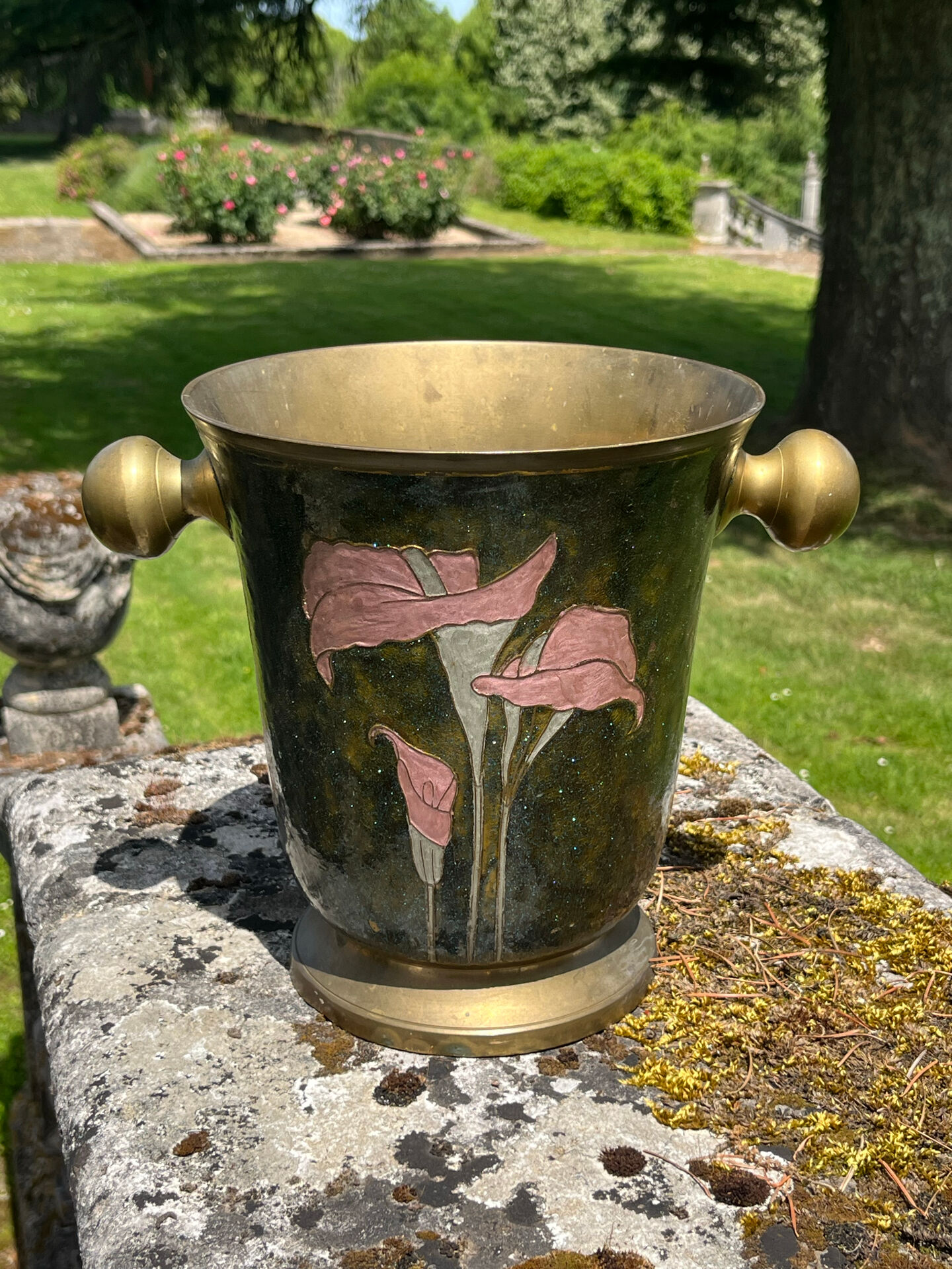 Seau à champagne en cloisonné français avec des lys calla roses et une poignée en laiton.