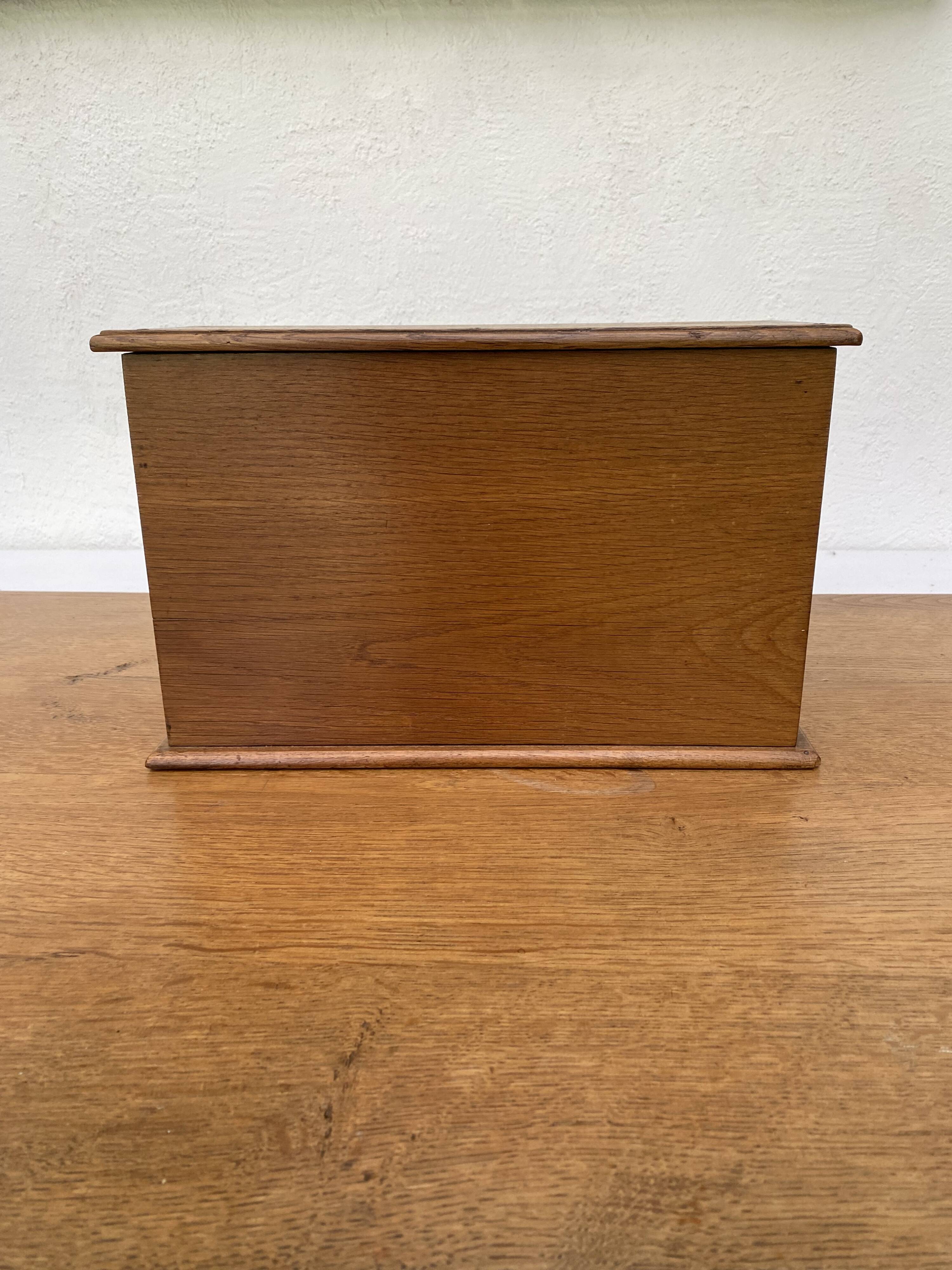 Curtain cabinet