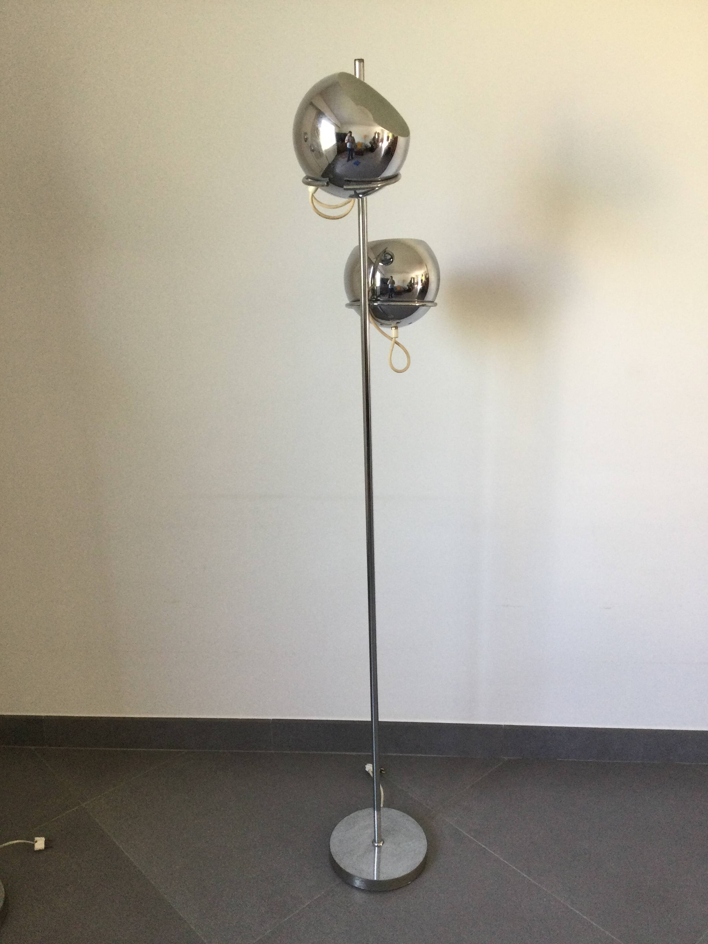Eyeball floor lamp in chromed metal