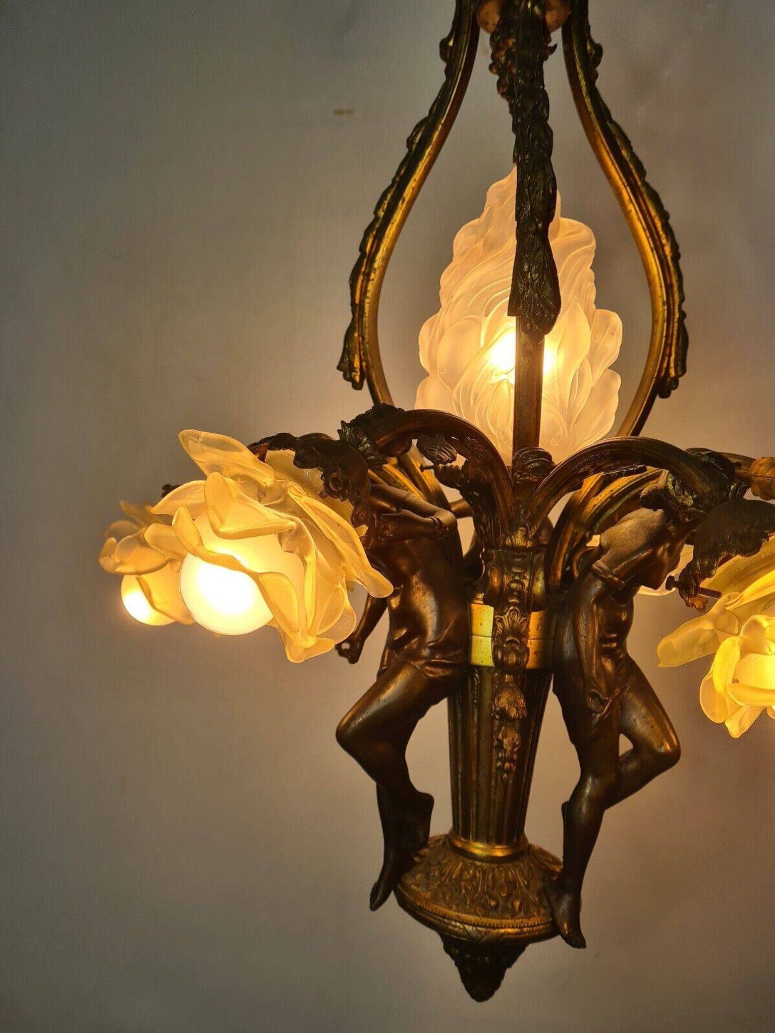 LOUIS XV style chandelier in gilded and patinated bronze with draped women