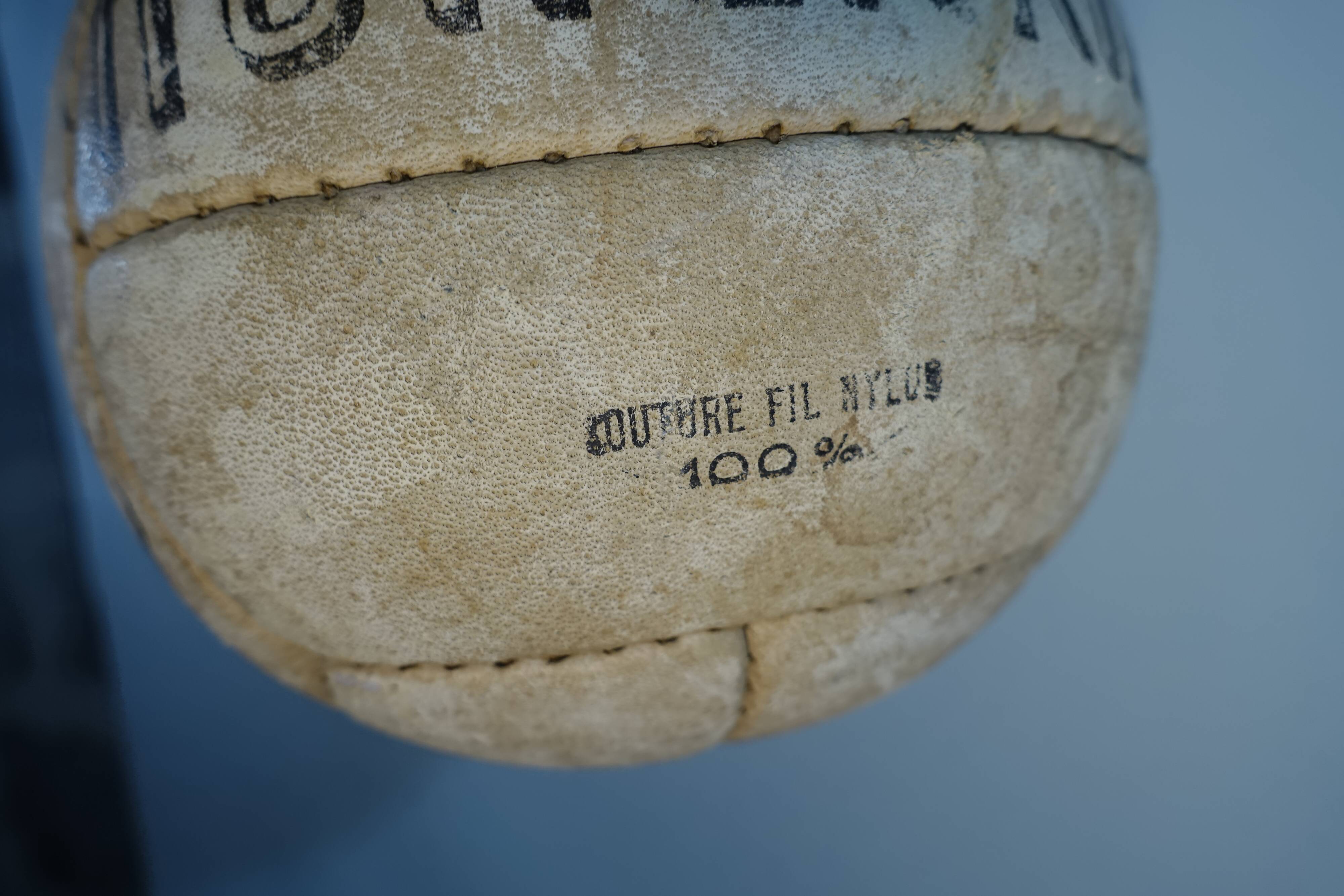 Ballon en cuir cousu " Slingball " Hungaria 1960