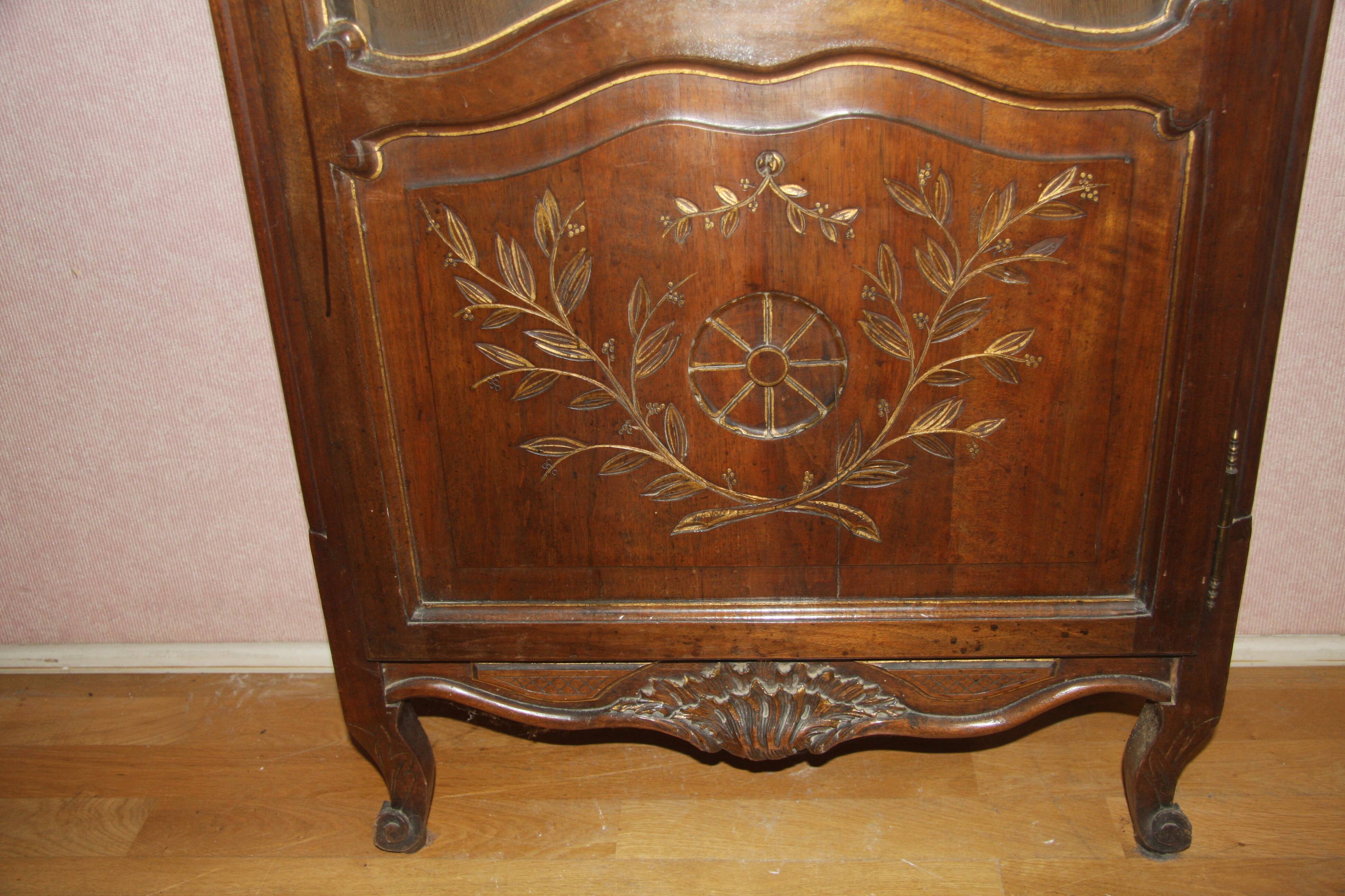 Beech display cabinet, 3 shelves, very good condition.