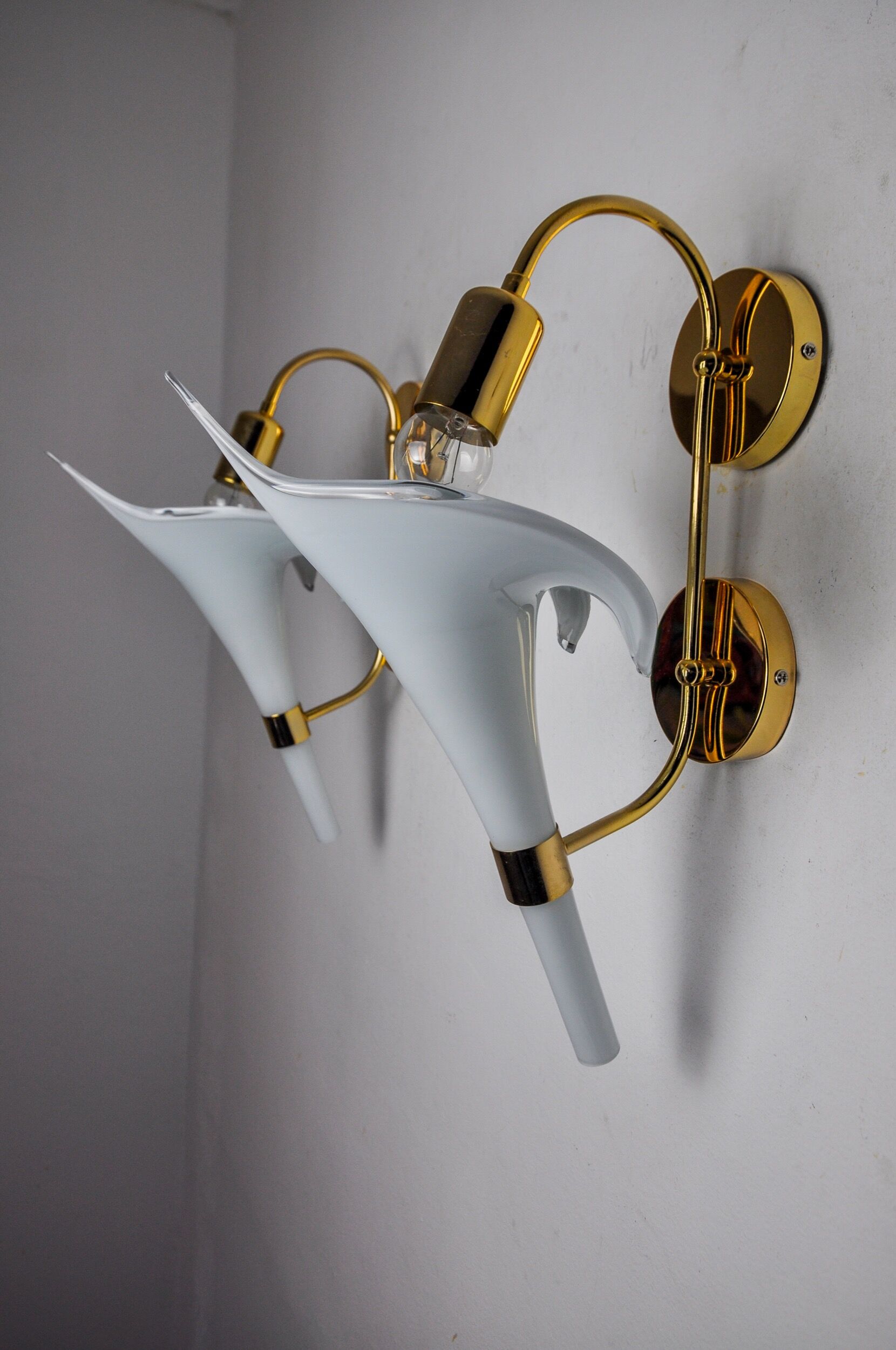 Pair of white fleur-de-lis wall lights, Murano glass, Italy, 1970