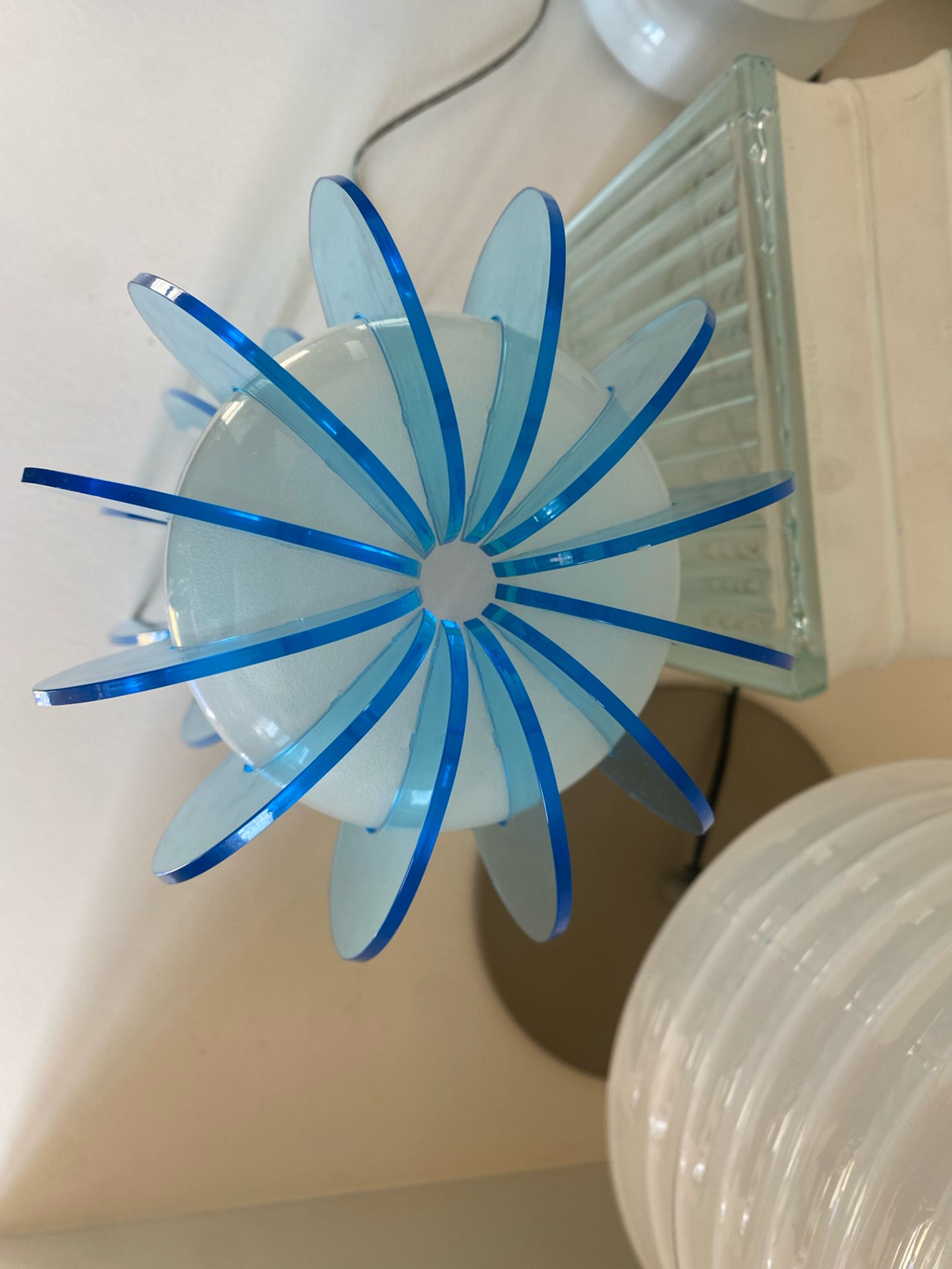 Lampe en plexiglas ou plexi vintage en forme de méduse