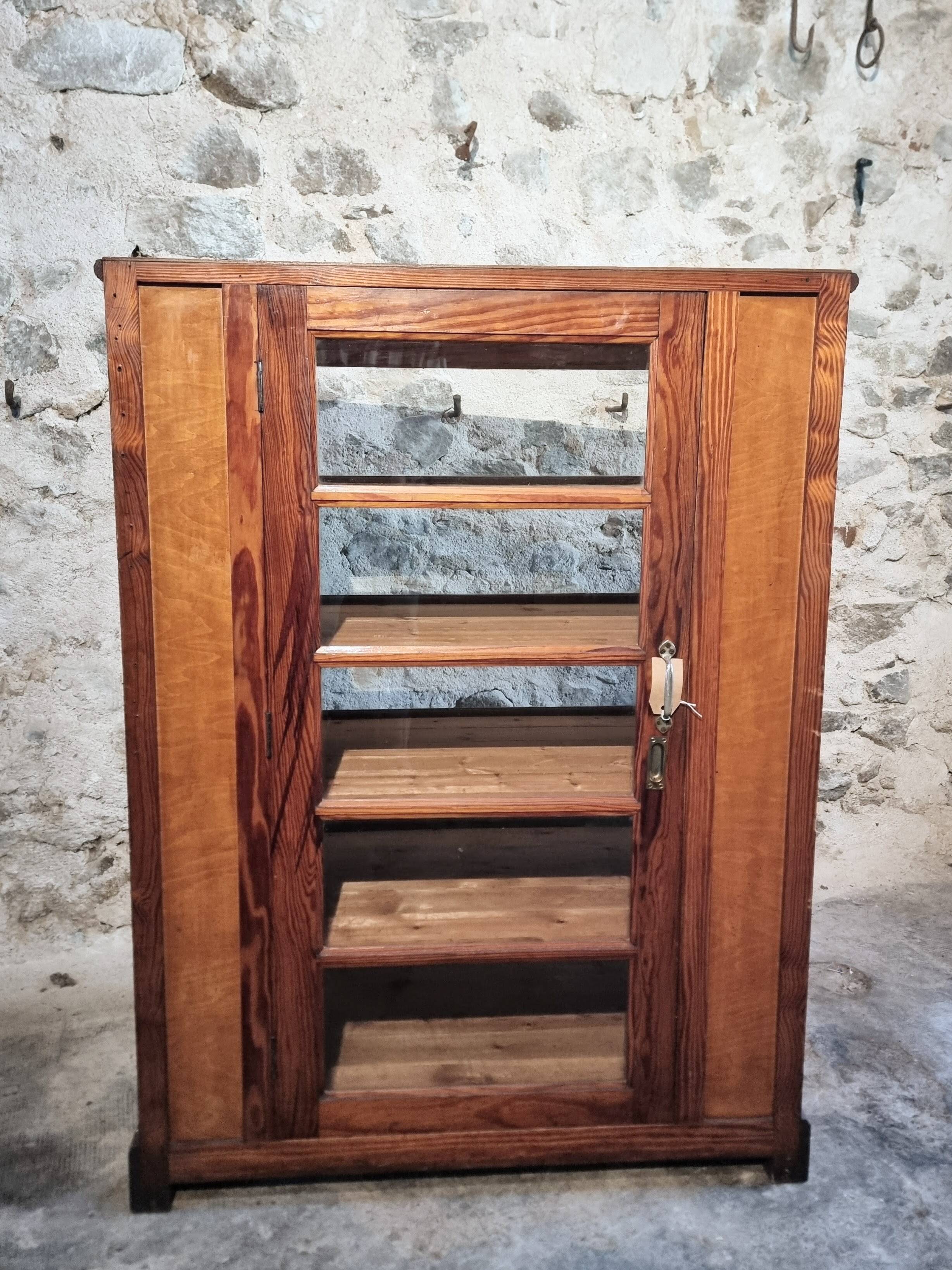 Antique shop display cabinet – Pine wood – 1920s/30s – On wheels