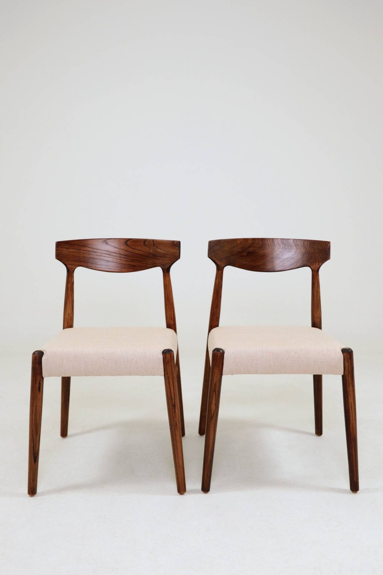Set of two dining chairs in Scandinavian design.