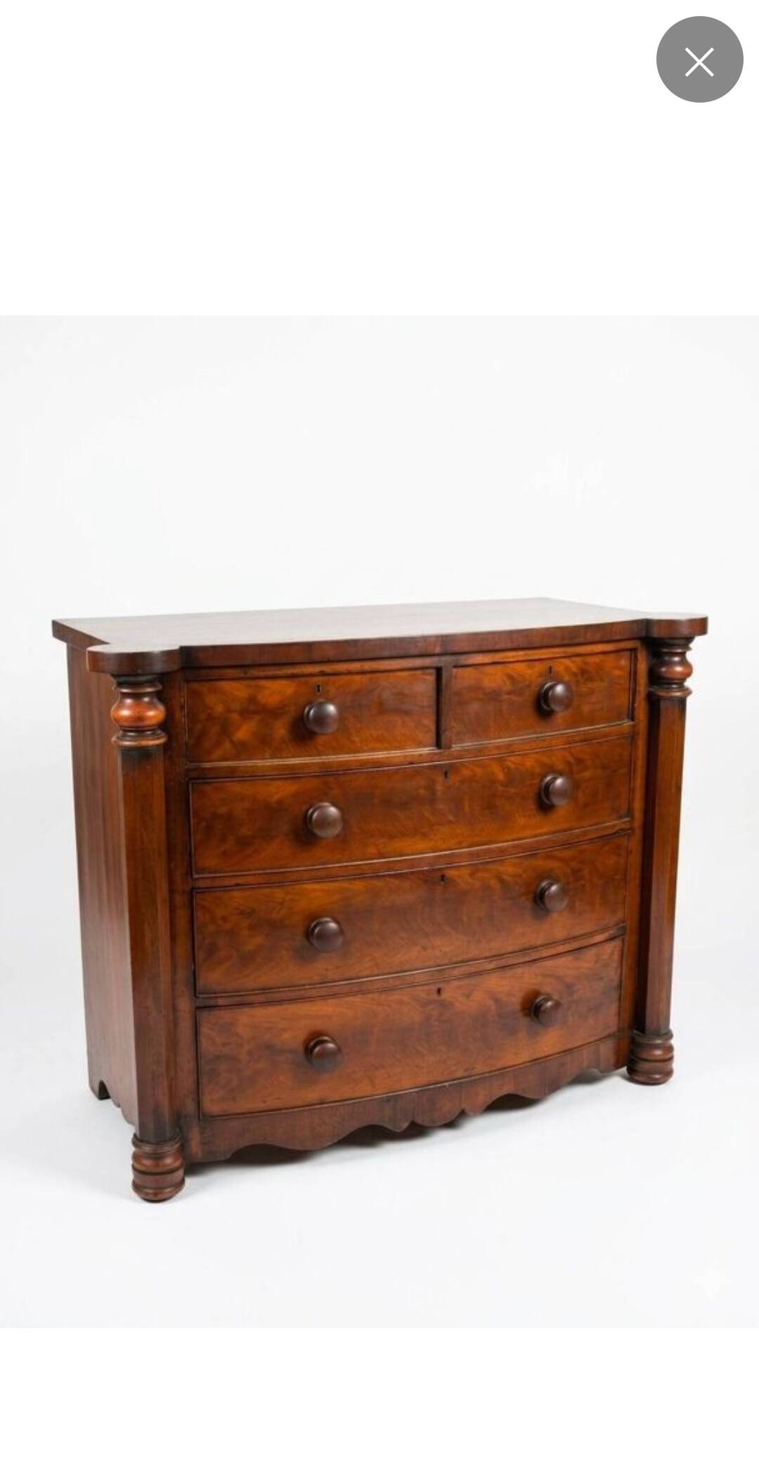 Commode galbée ancienne en acajou