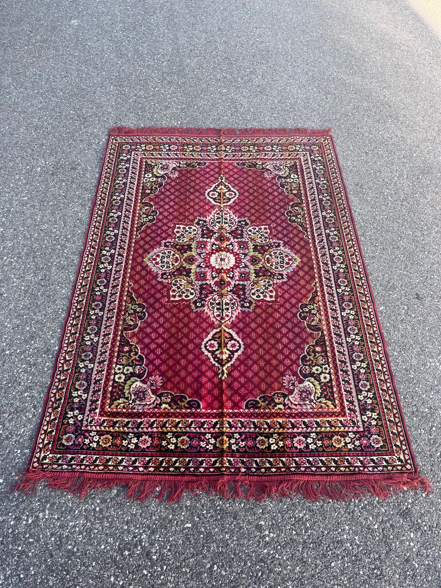 Vintage carpet with floral decoration 123x176cm