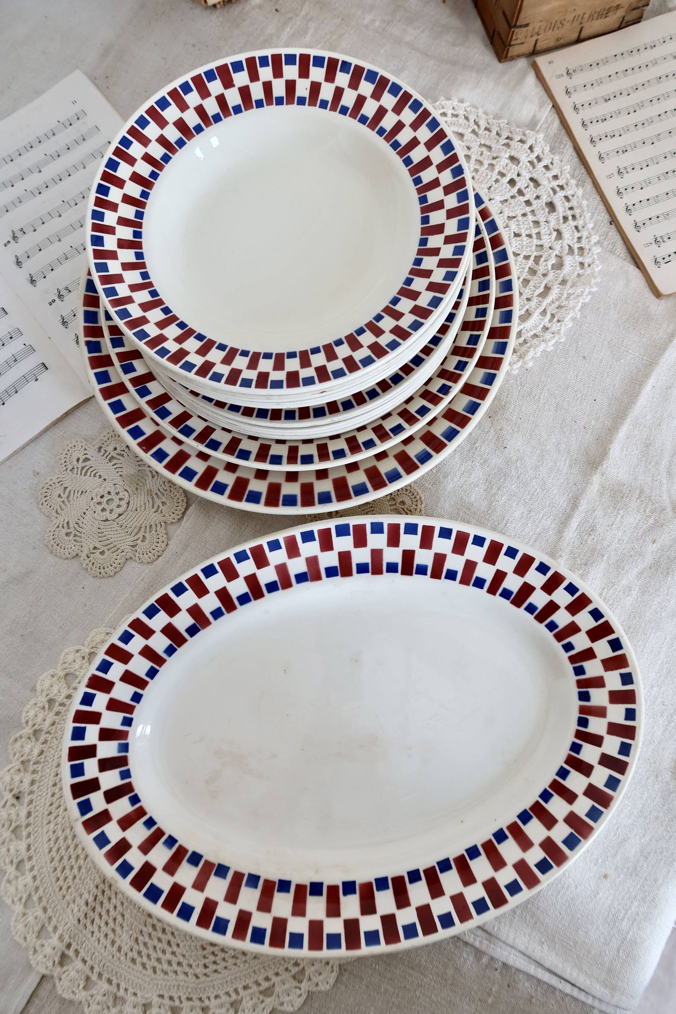 Part of a vintage Bandonviller faience table service, Joubert model, 14 pieces, early 20th century