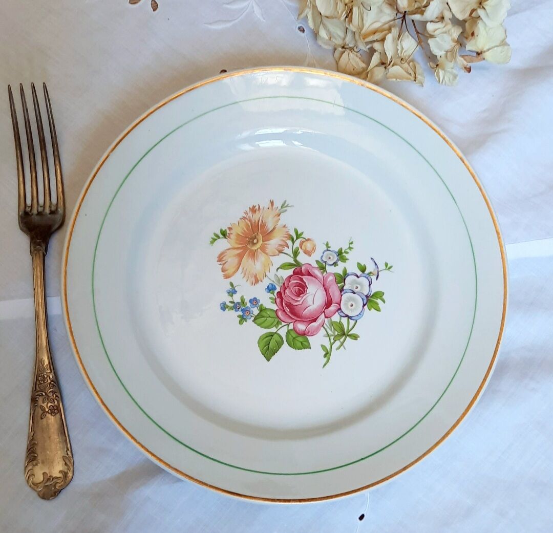 Flat earthenware plates with gilded edges