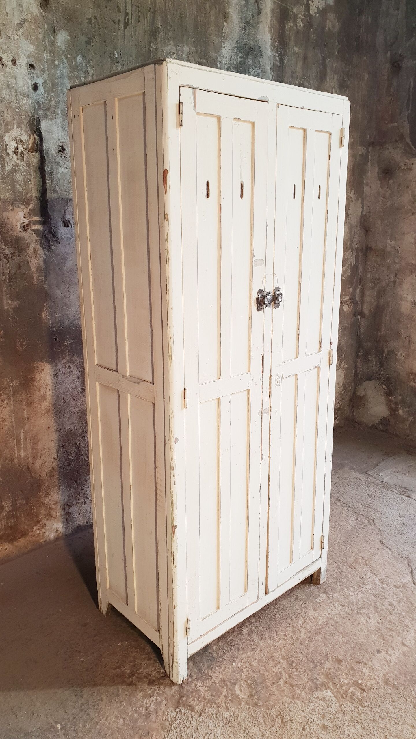 Armoire vintage