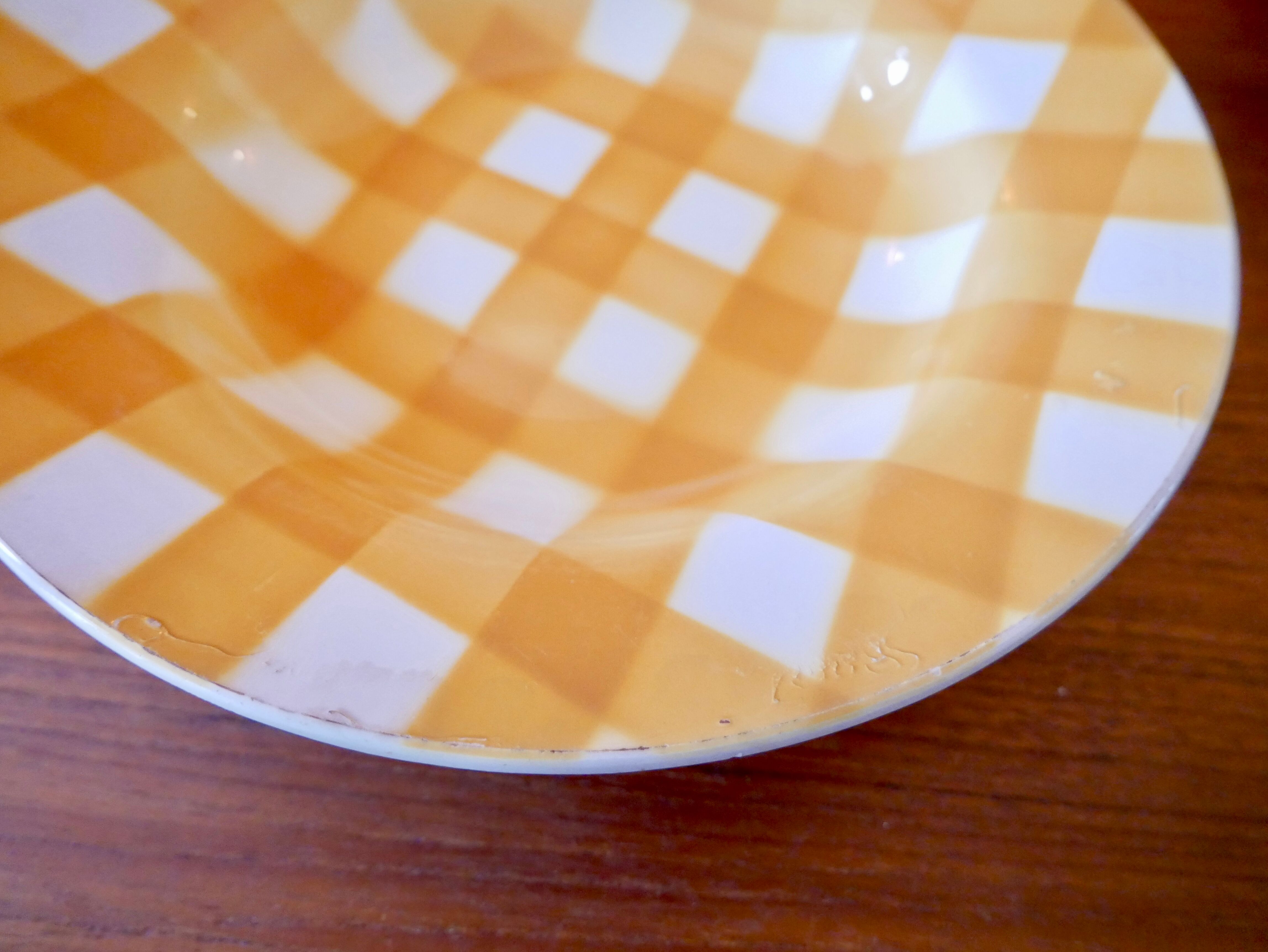 6 hollow plates with yellow and white checkered