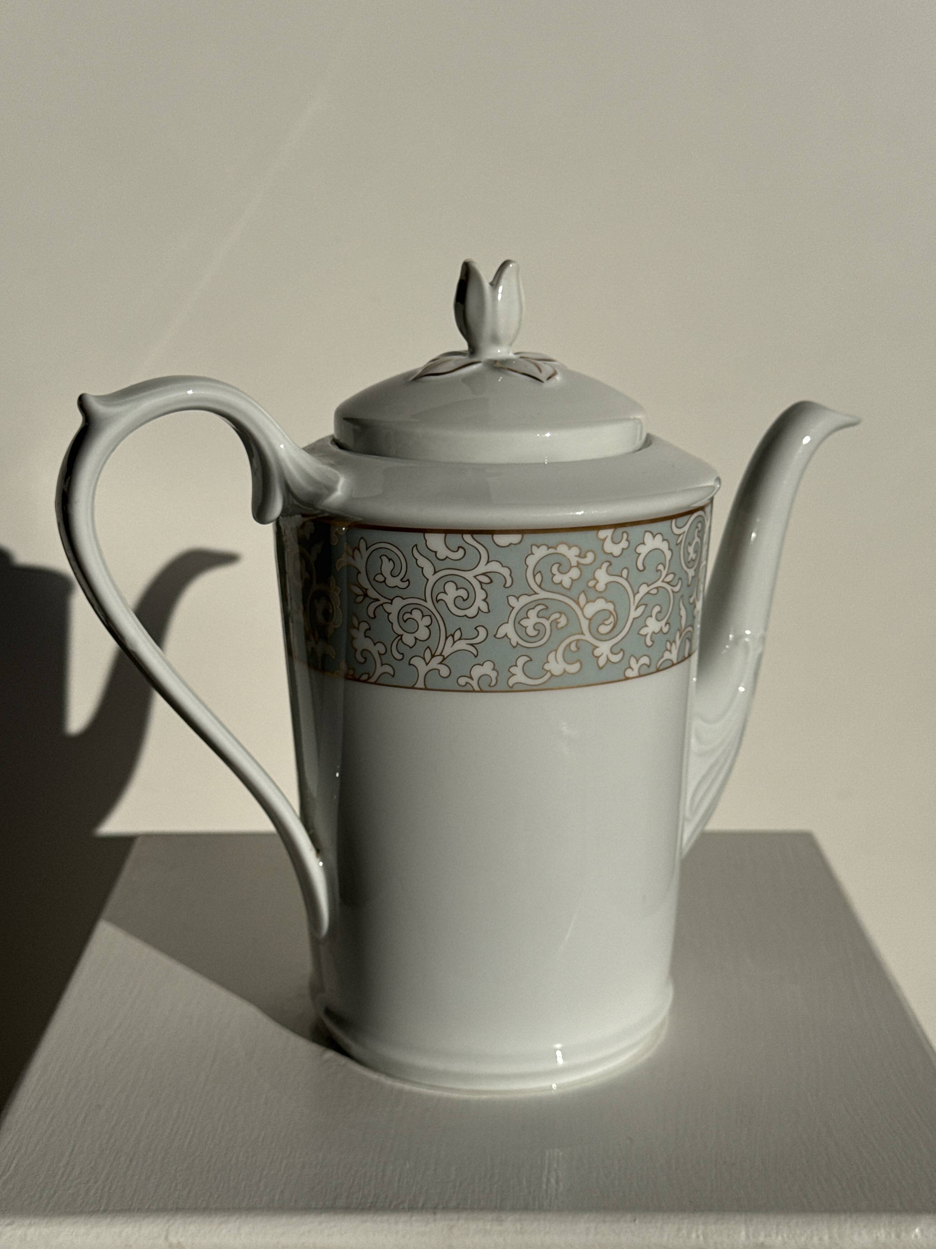 Bavarian porcelain teapot from Germany with blue frieze and flower lid H23