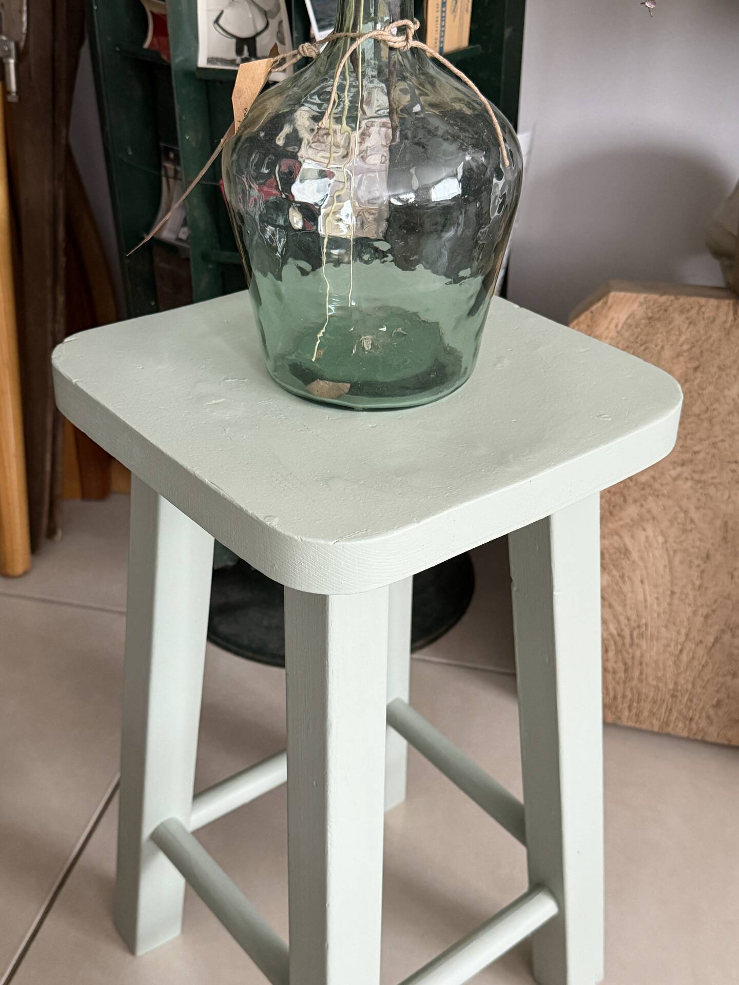 Tabouret bois massif vert amande 
