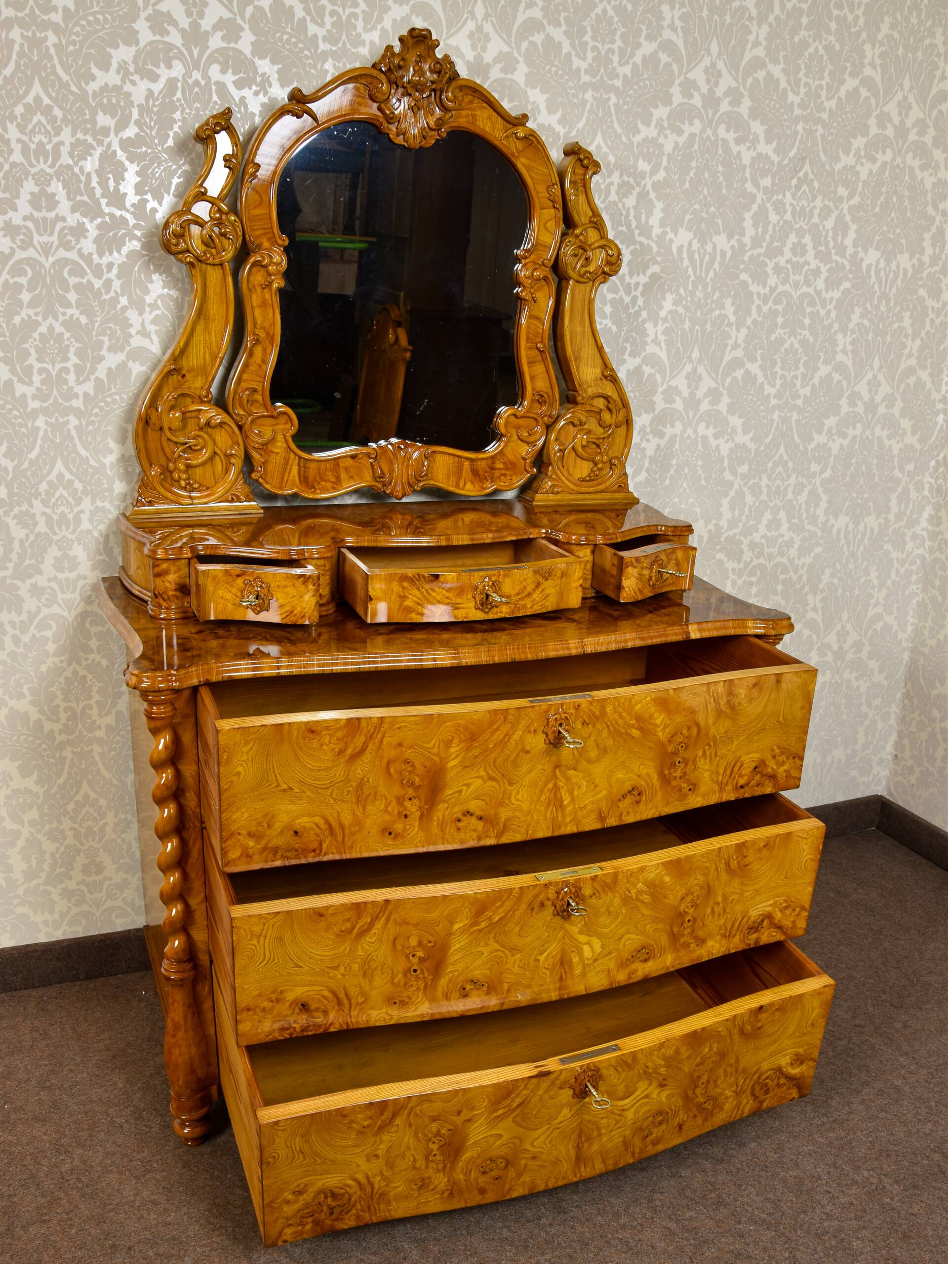 Commode coiffeuse Louis-Philippe en loupe d'orme et frêne - env. 1840-1860
