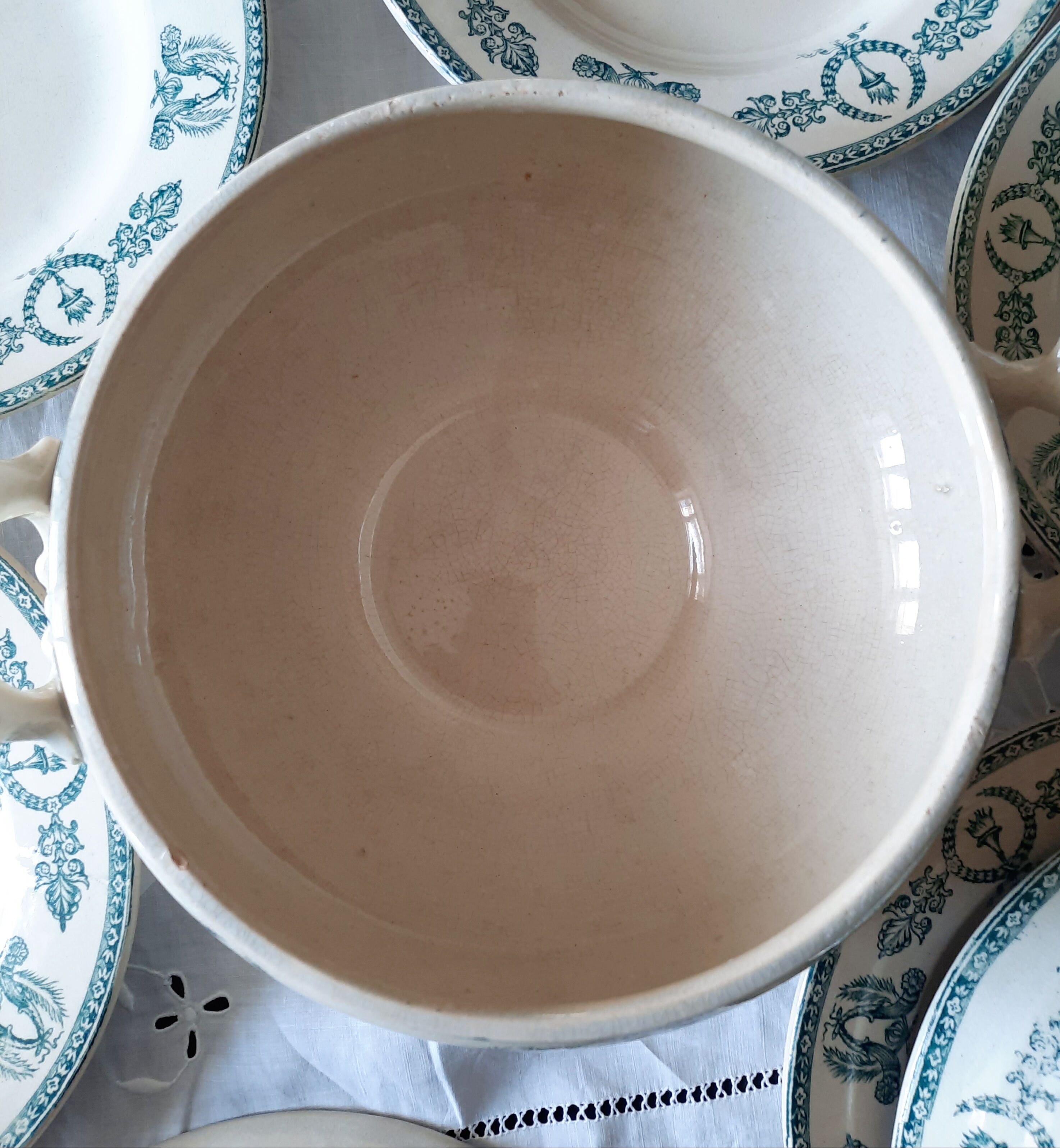 6 hollow plates accompanied by their iron earth soup
