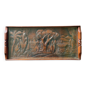 Plateau en bois sculpté. Ile de la Réunion. Dimensions 55 x 25 cm