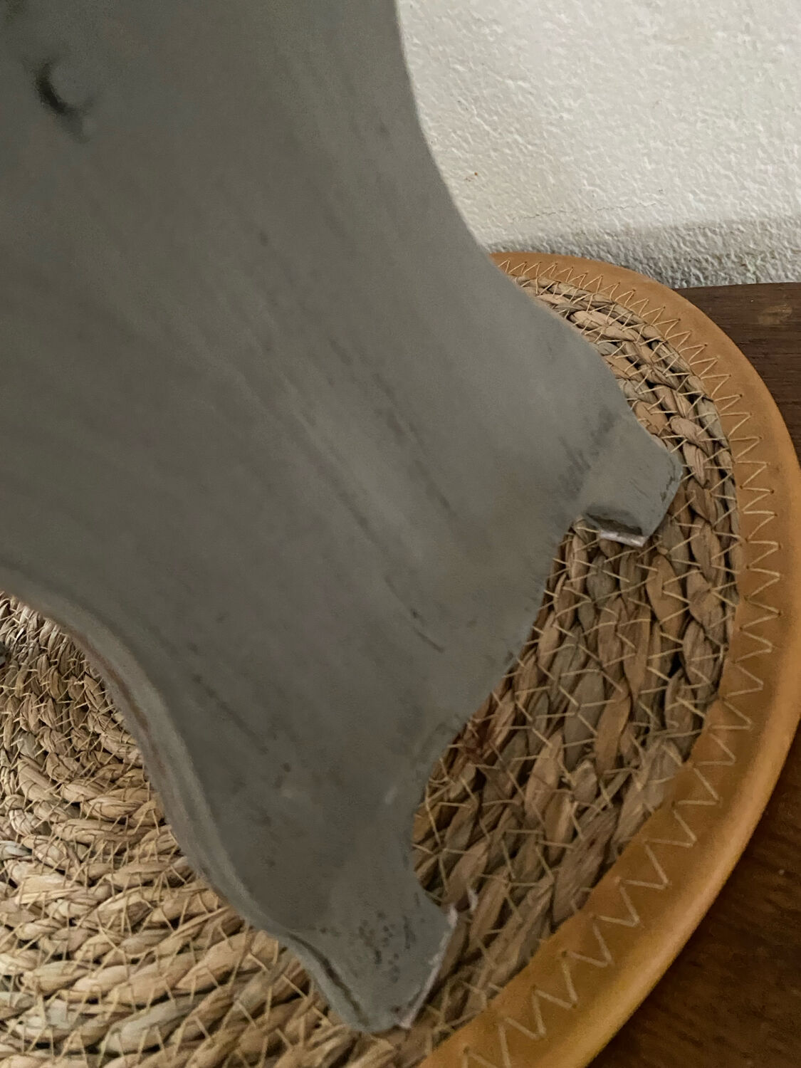 Small footrest bench in solid wood with a slate grey patina.