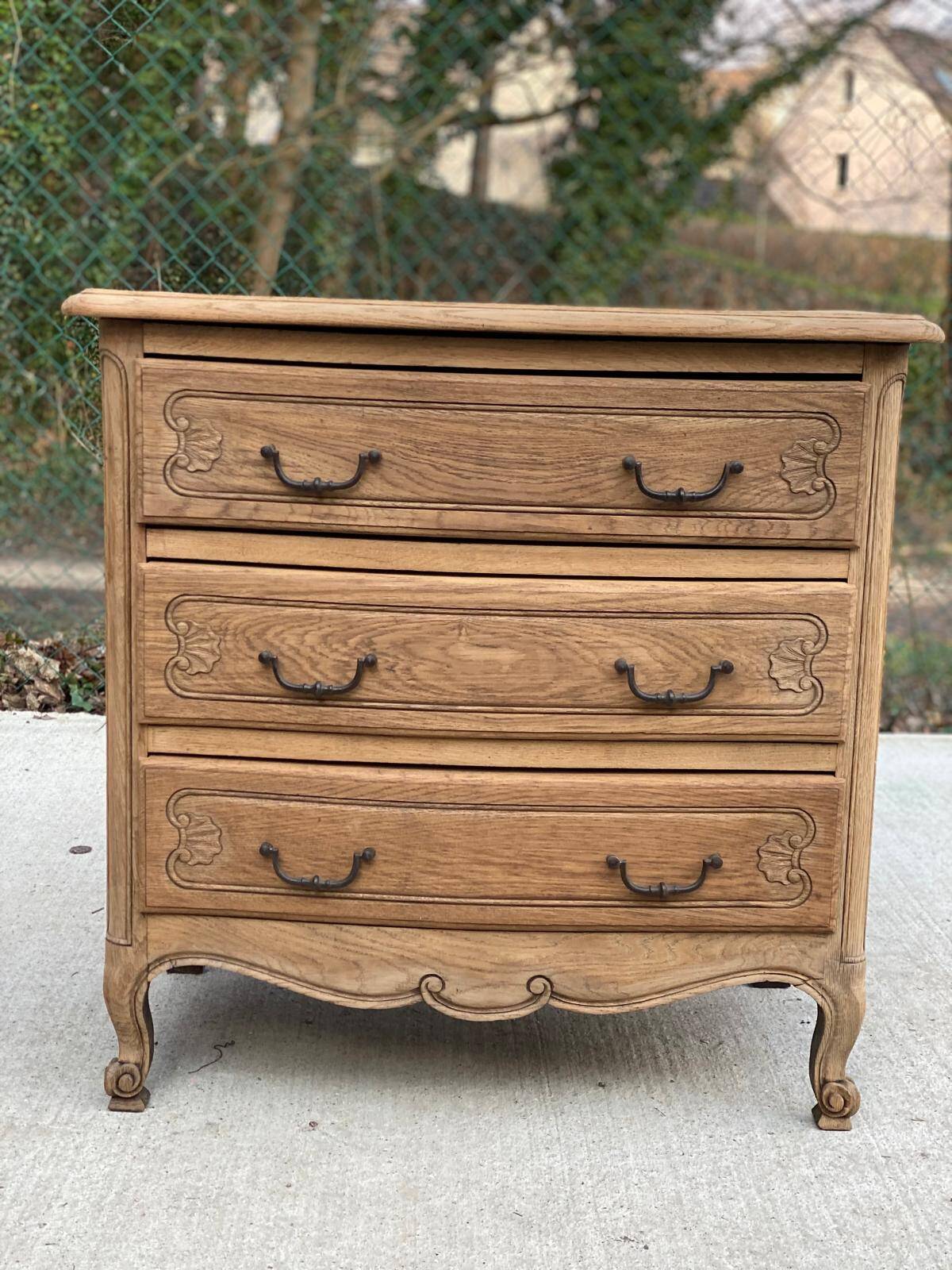 Commode vintage Louis XV rénovée en chêne brut