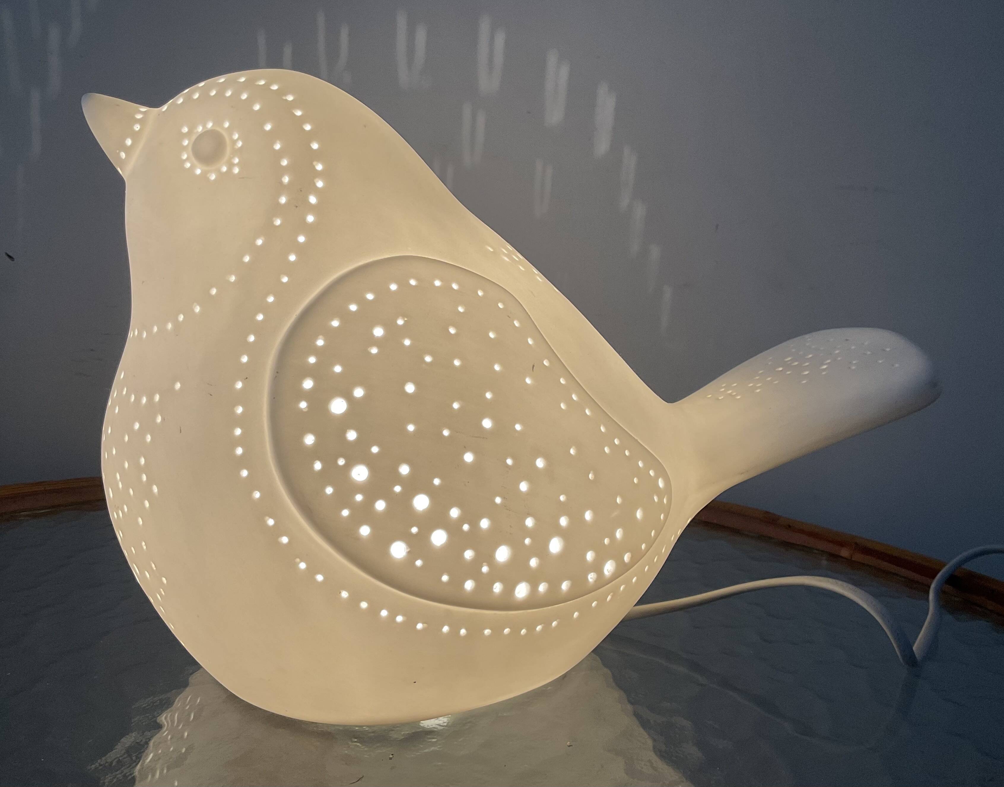 Lampe oiseau en porcelaine de biscuit