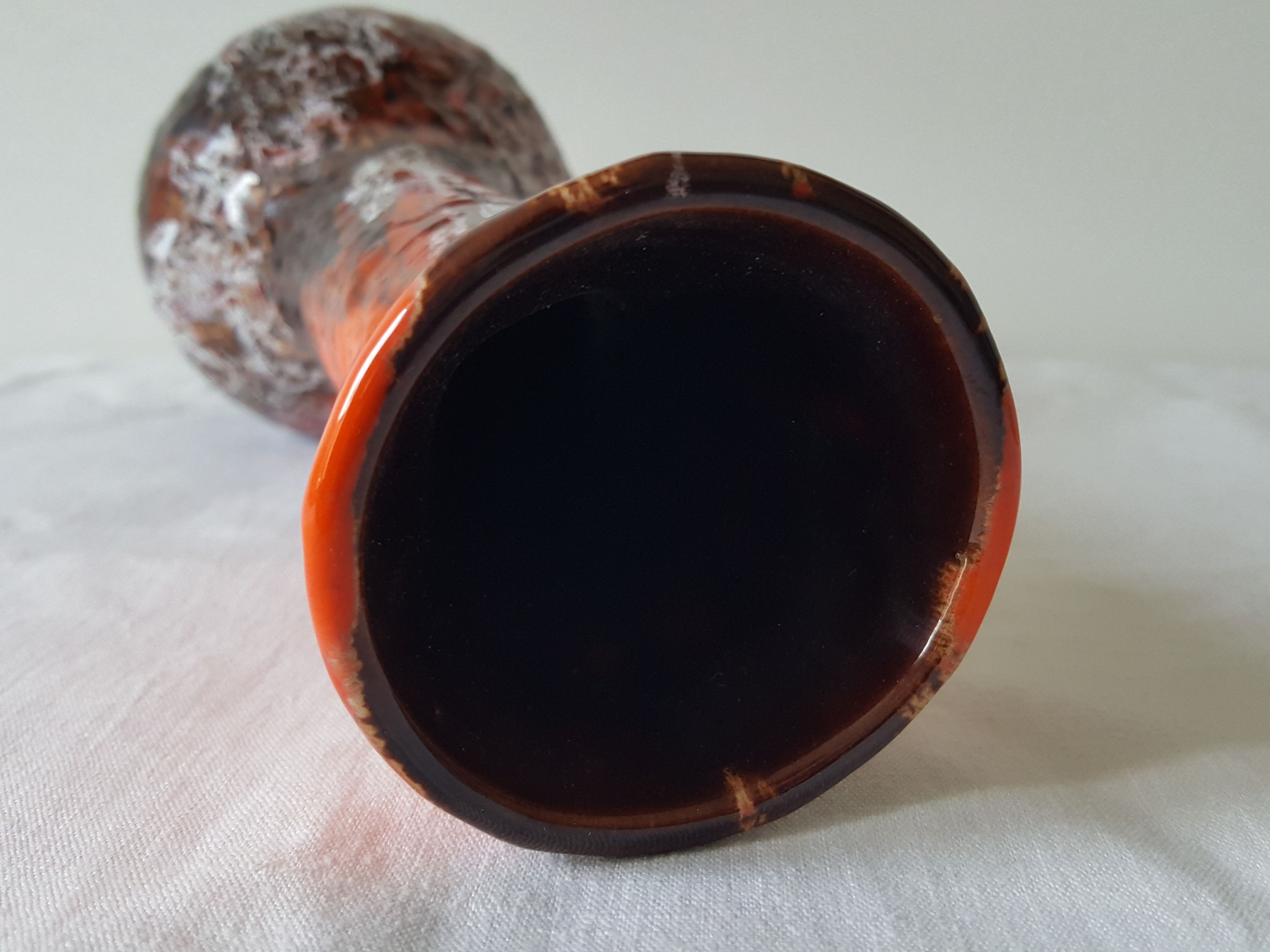 Vase en céramique orange marron avec coulures en relief