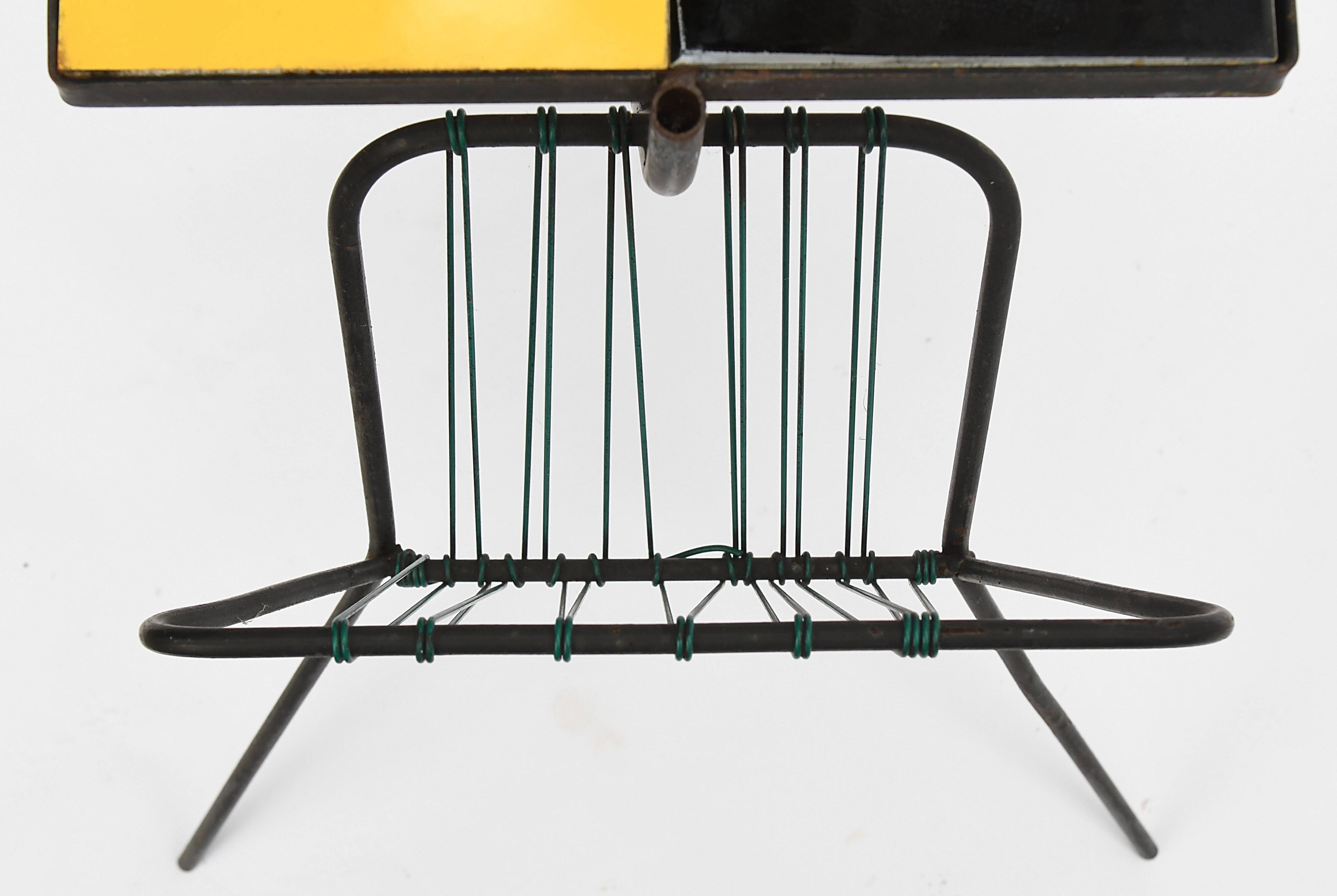 Vintage scoubidou magazine holder