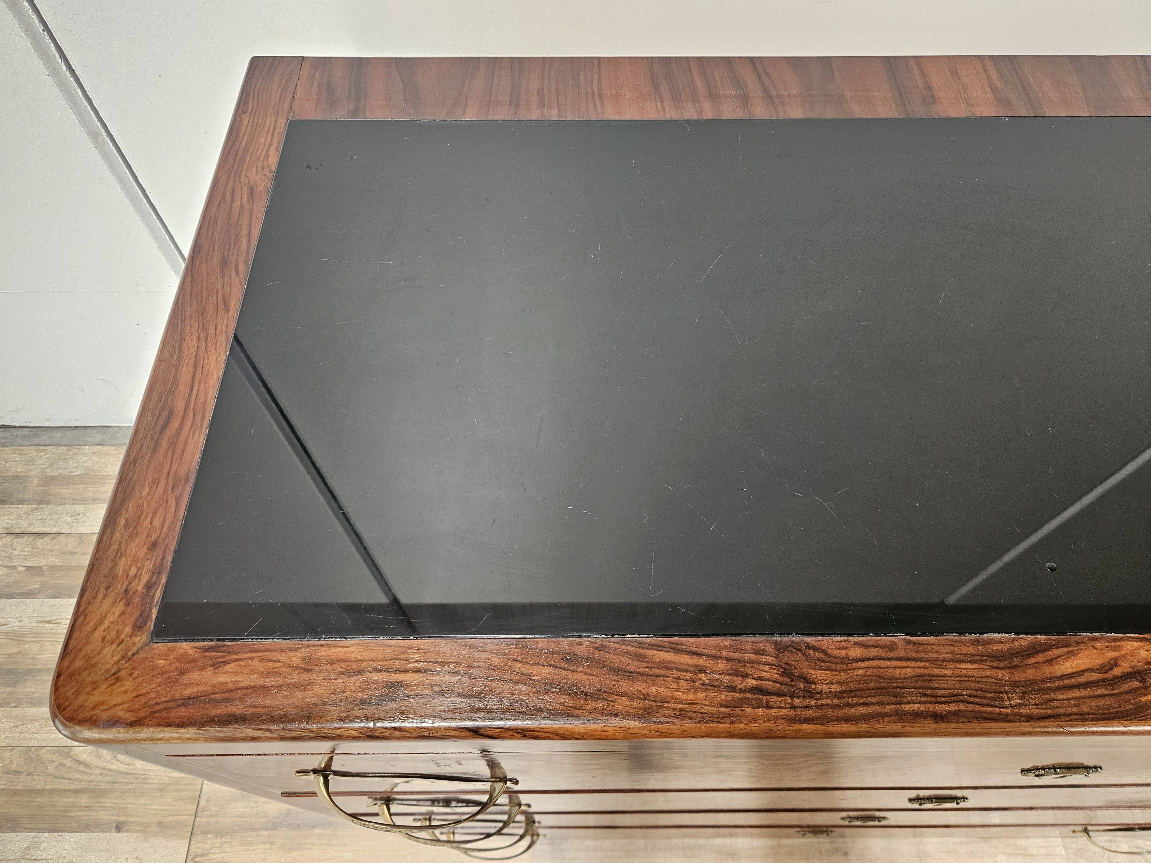 1940s Art Decò chest of drawers in walnut burl with black glass top
