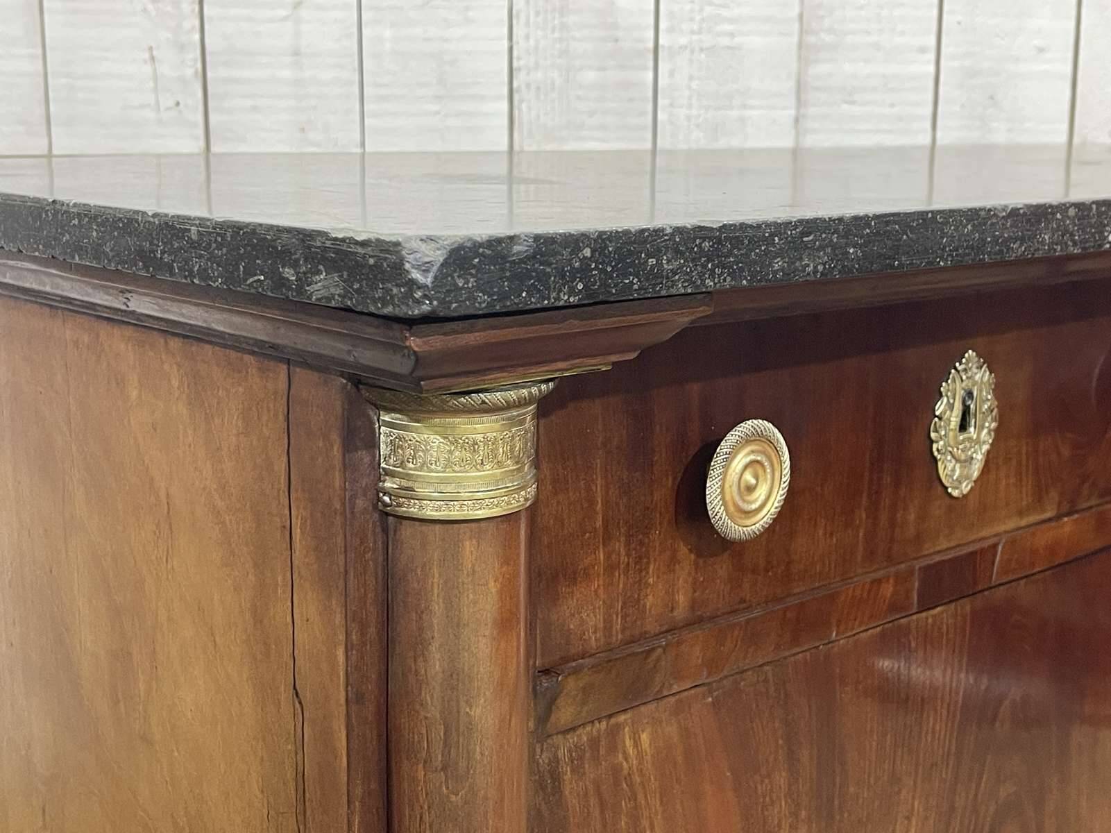 Buffet Empire début XIXème en acajou et dessus marbre noir