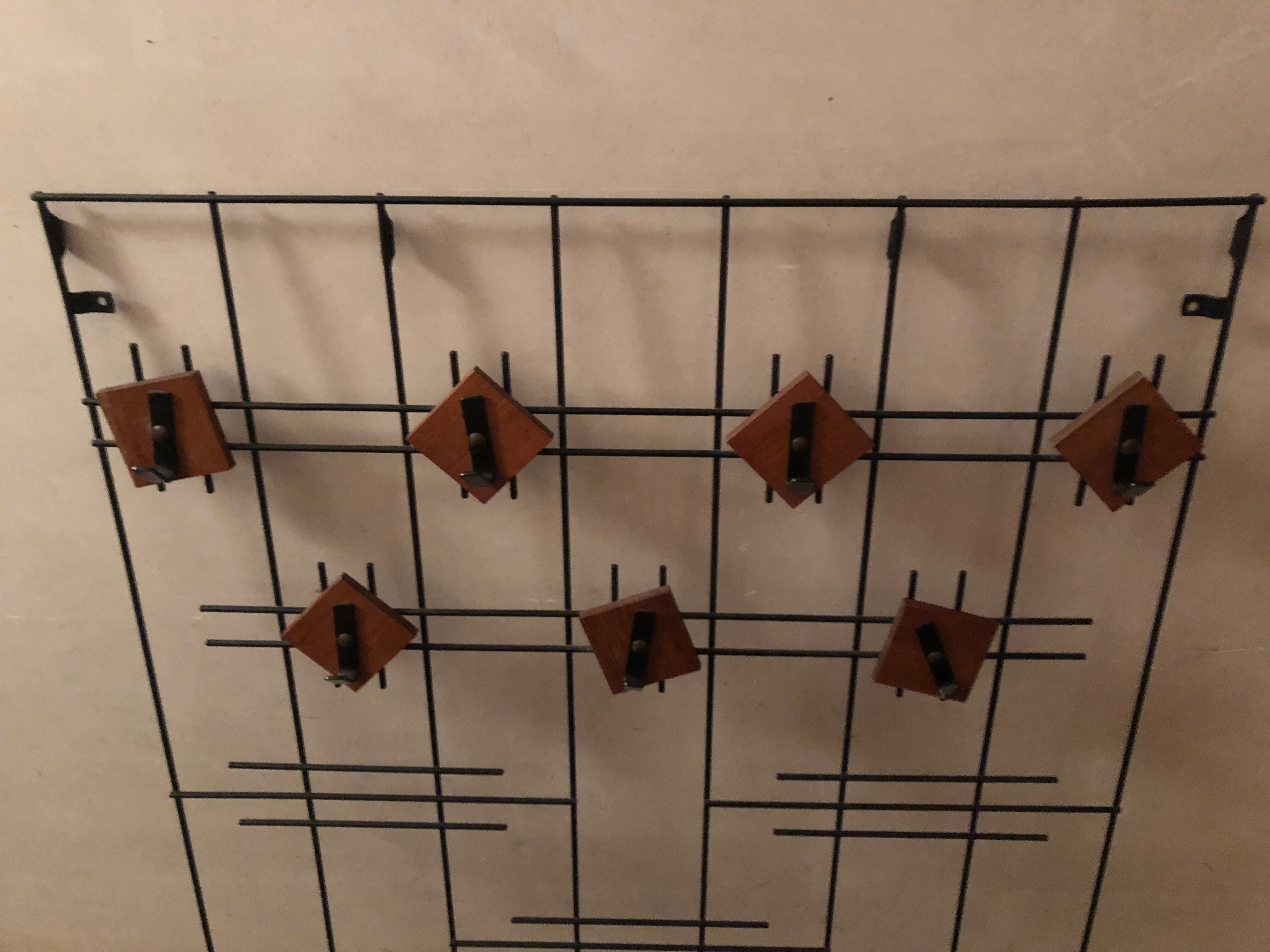 Wall rack to hang vintage 60s