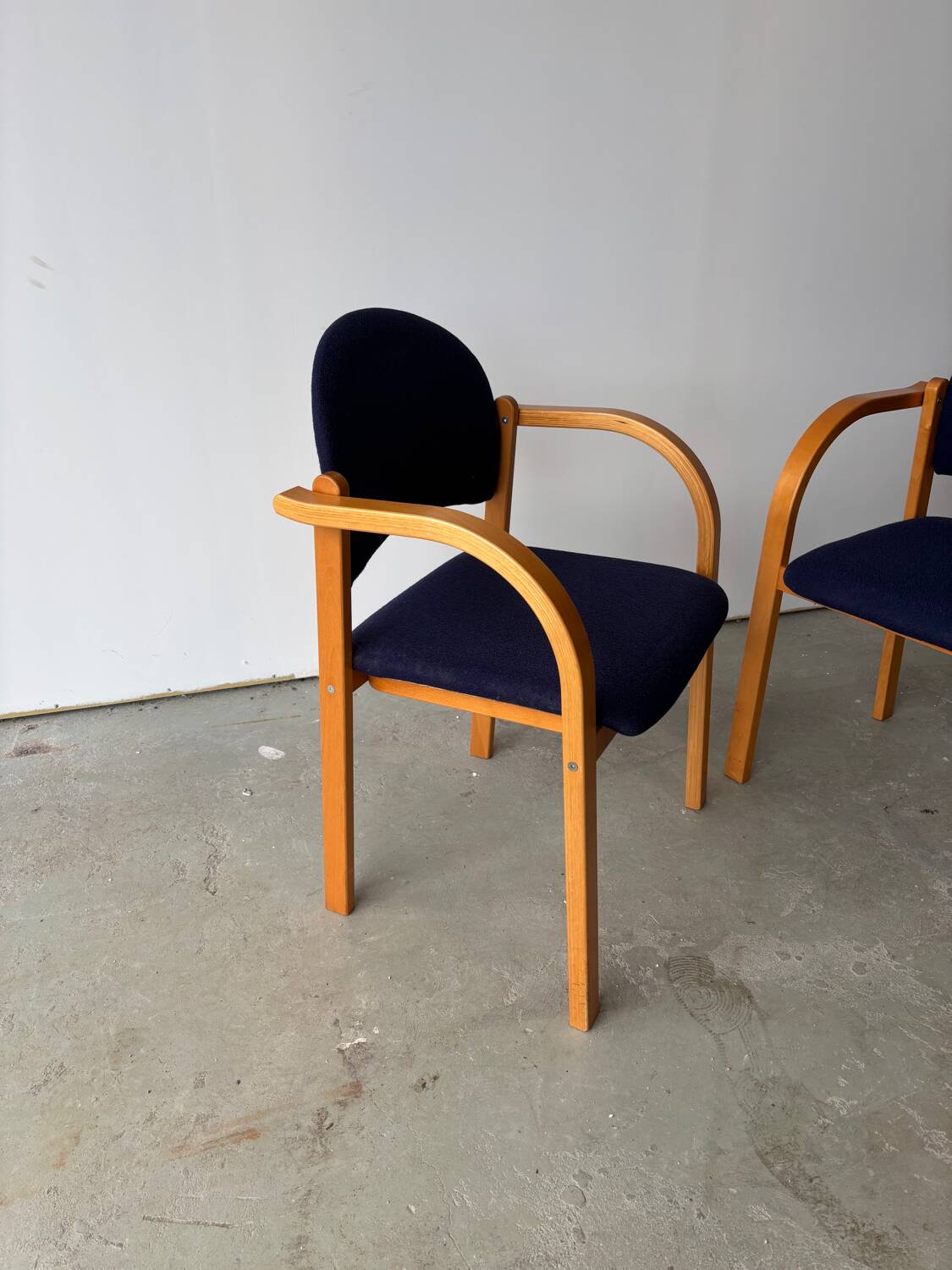 Série de deux chaises empilanle en hêtre courbé style scandinave IKEA