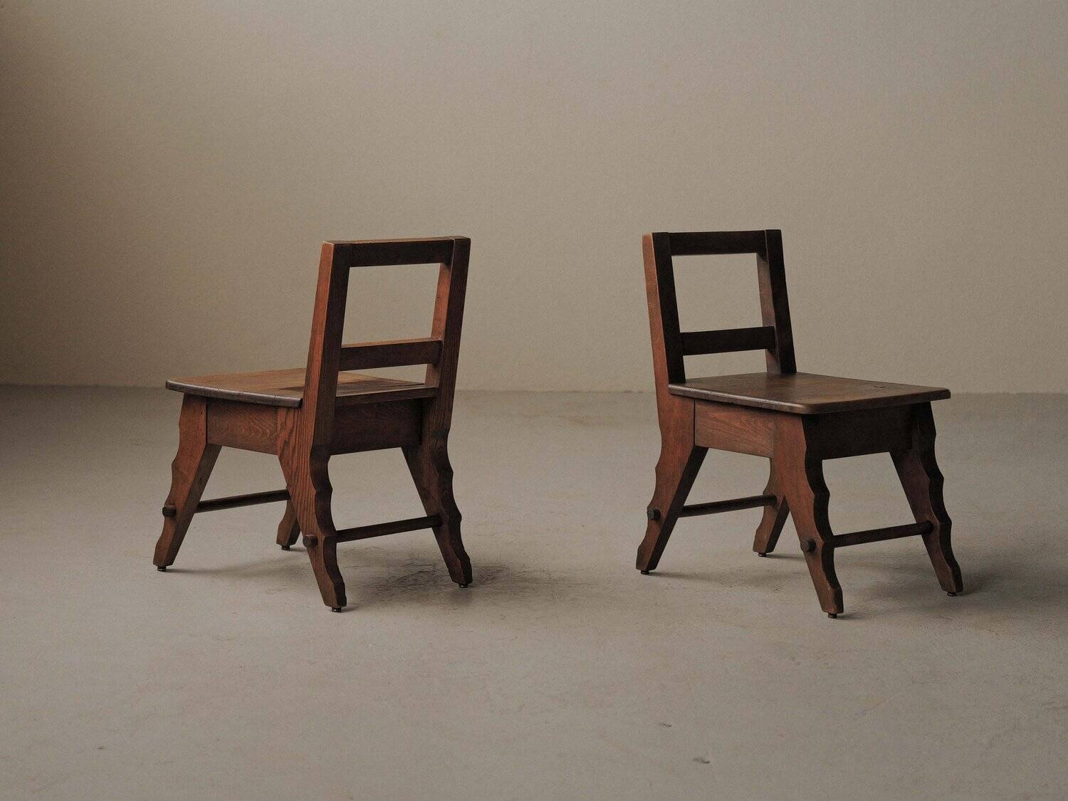 Paire de chaises Modernistes en chêne massif, vers 1940