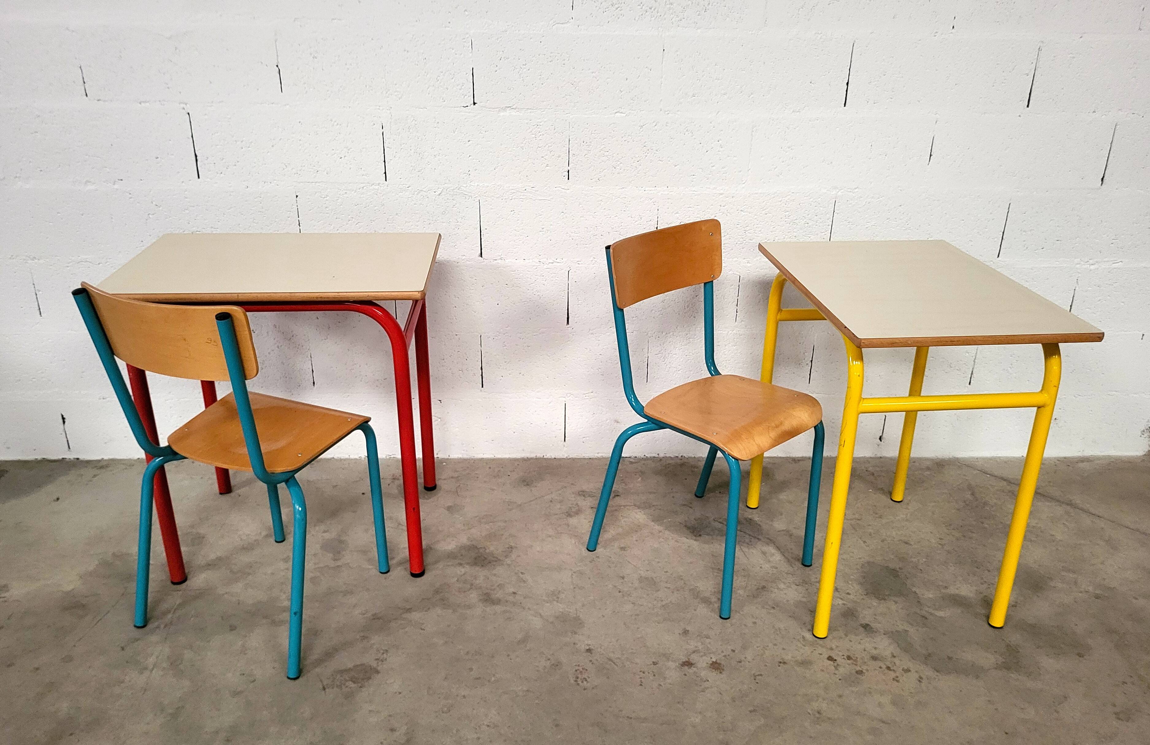 40 Yellow, red school desks and desks from the 80s/90s