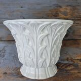 Important white earthenware pot cache with leafy decoration
