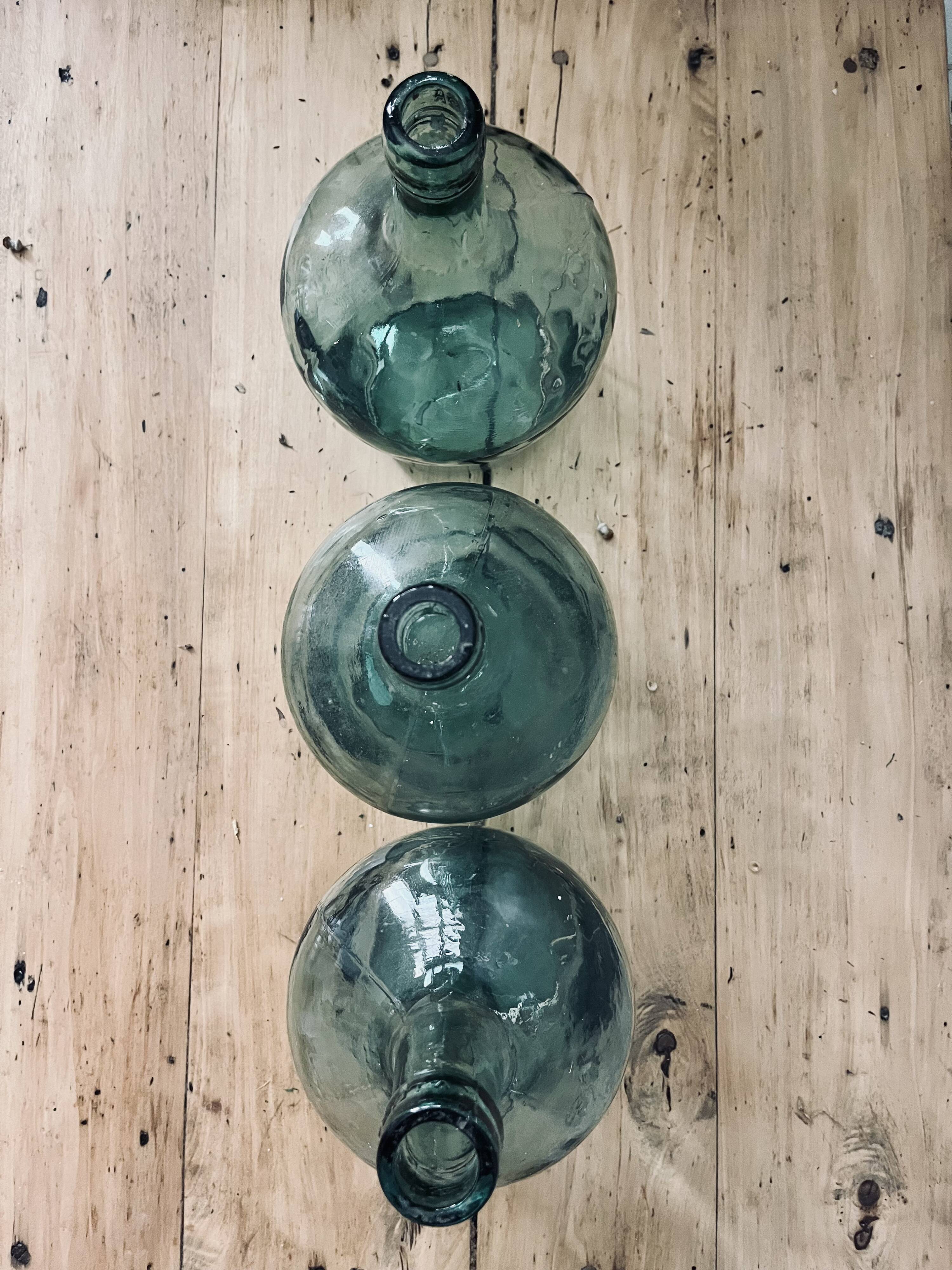 Series of 3 ladies jeanne / carboys