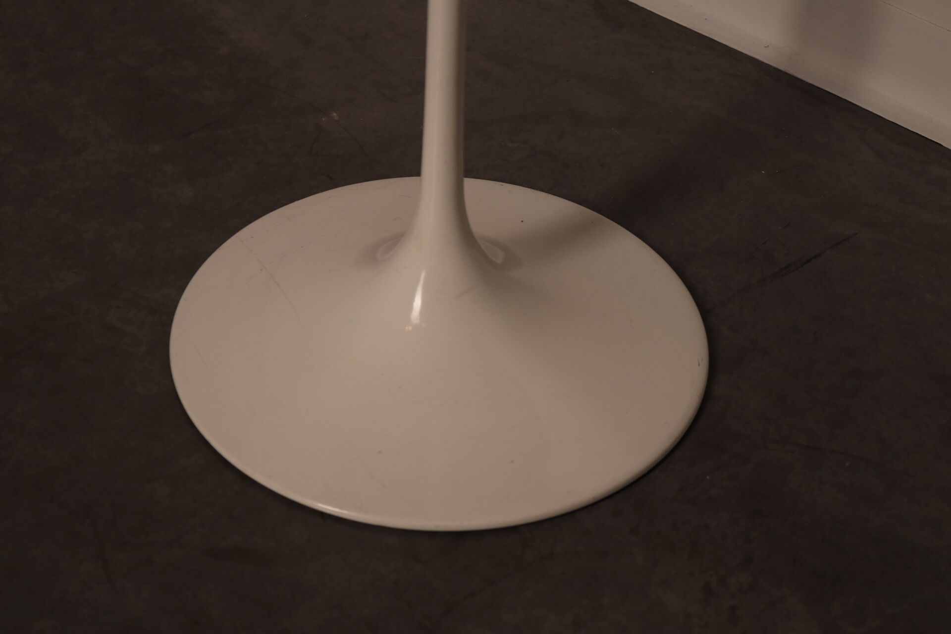 Coffee or side table in white marble by Eero Saarinen for Knoll