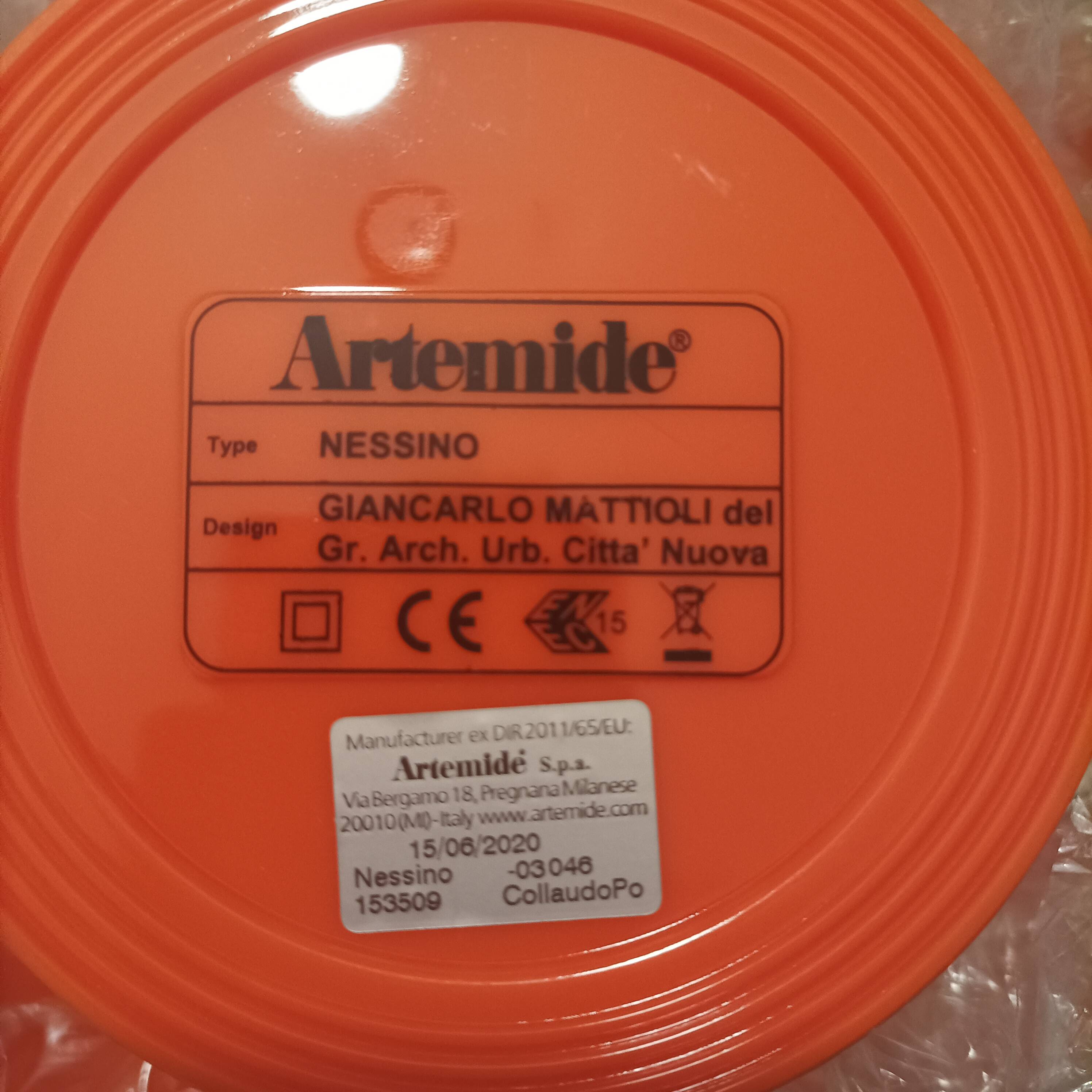 Nessino Table lamp in orange plastic / Ø 32 cm - Reissue from the 1960s - Artemide