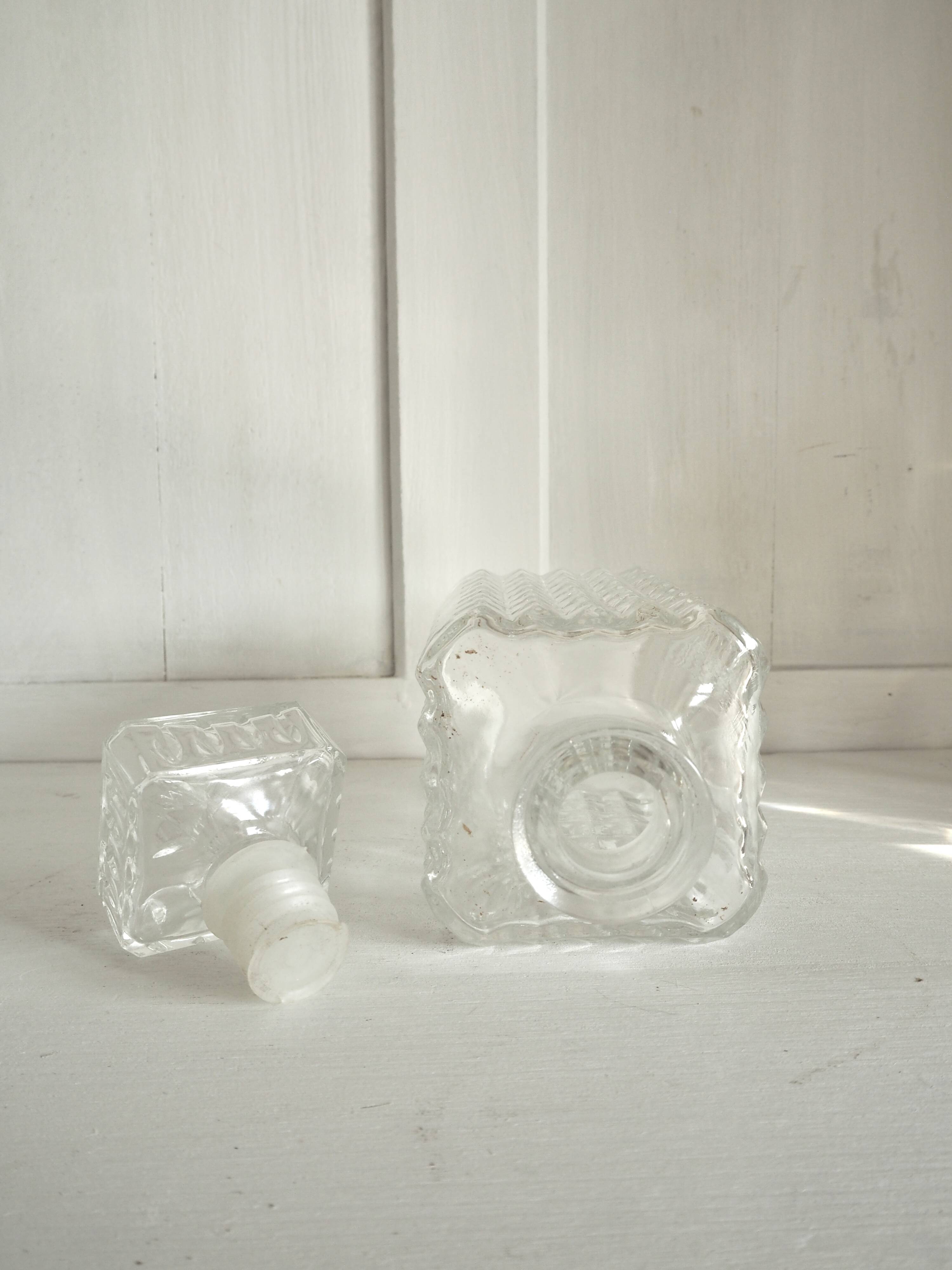 Glass whisky carafe with 4 glasses