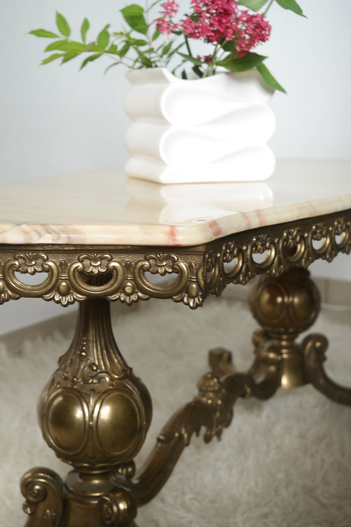 Coffee table in brass and onyx