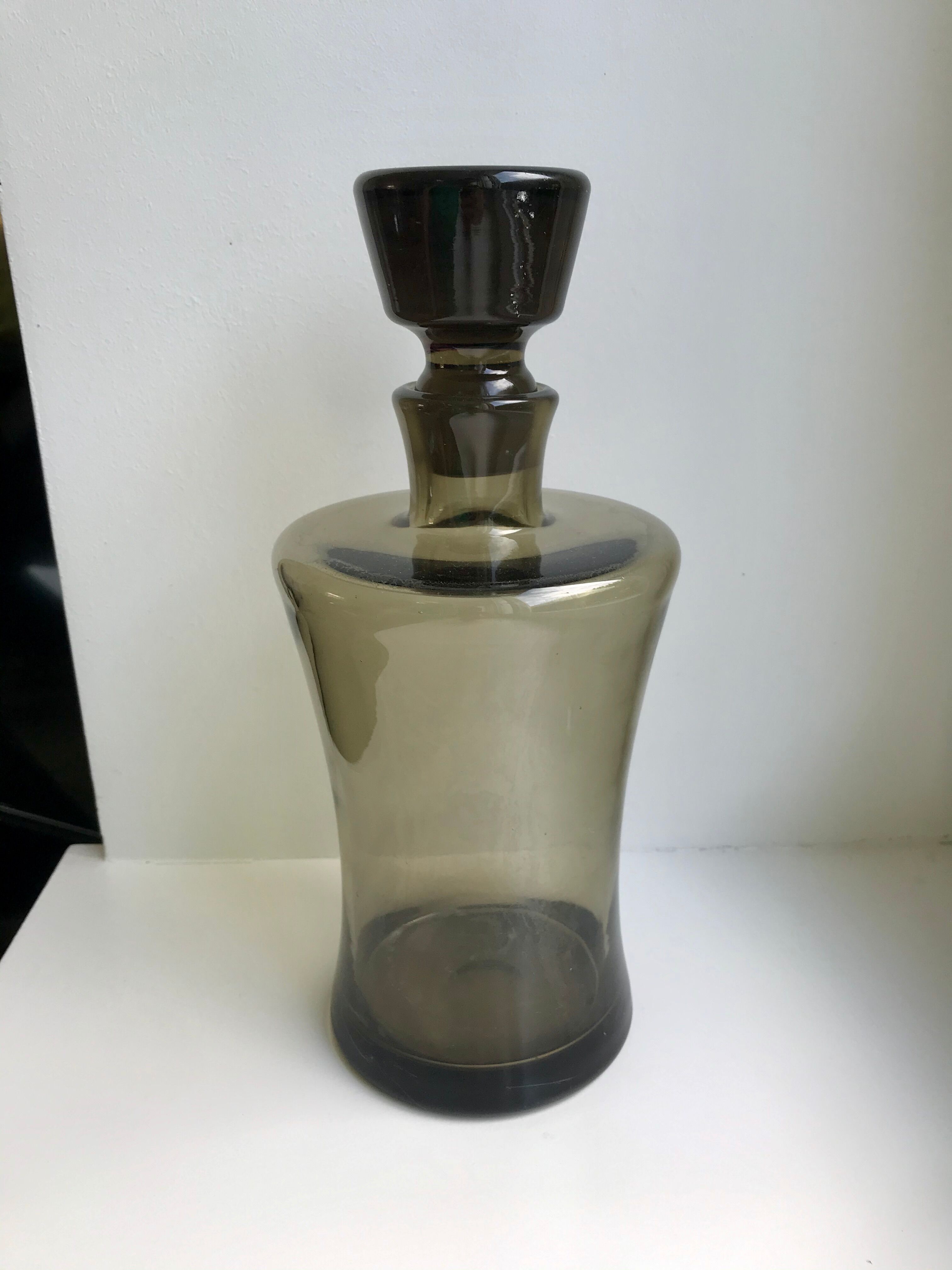 Carafe en verre fumé années 70