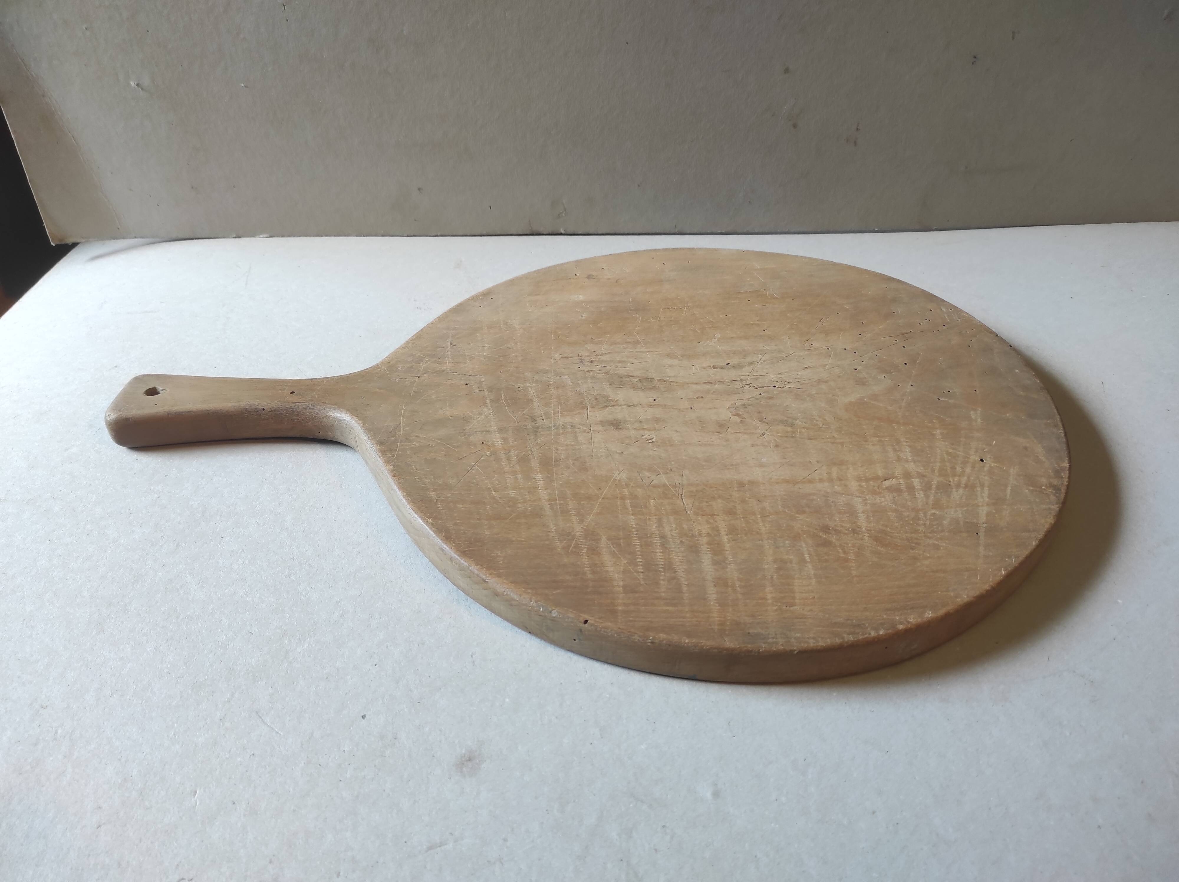 Old round pizza cutting board