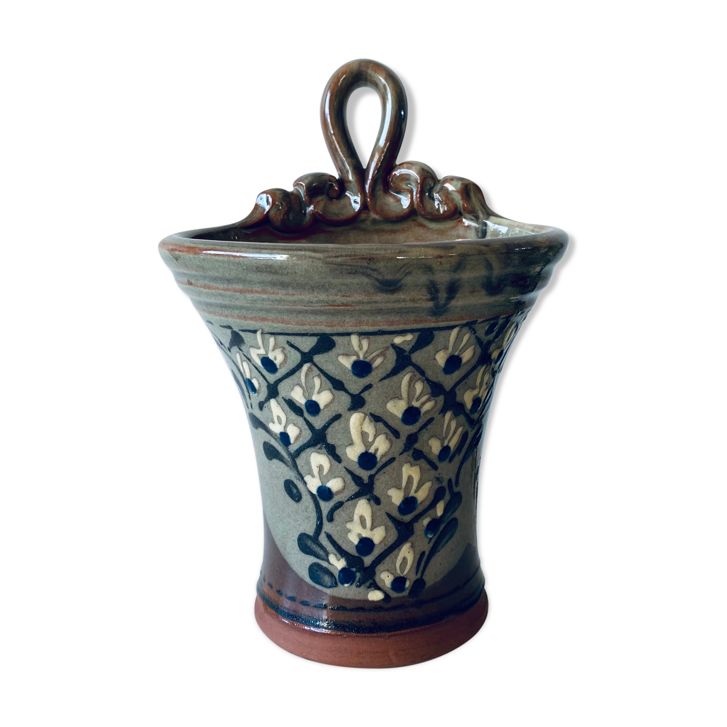 Wall-mounted or laying kitchen pot