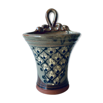 Wall-mounted or laying kitchen pot