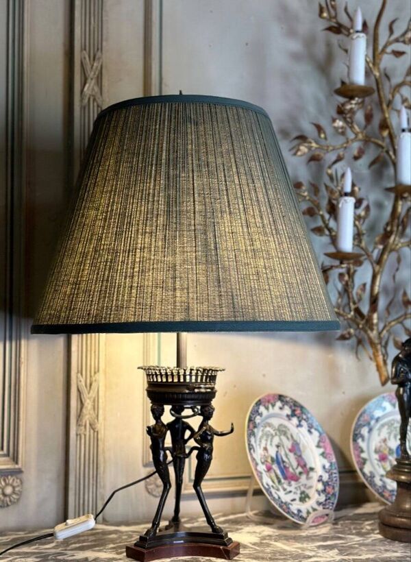 Lampe de table en bronze et marbre, trois faunes soutenant un brasero