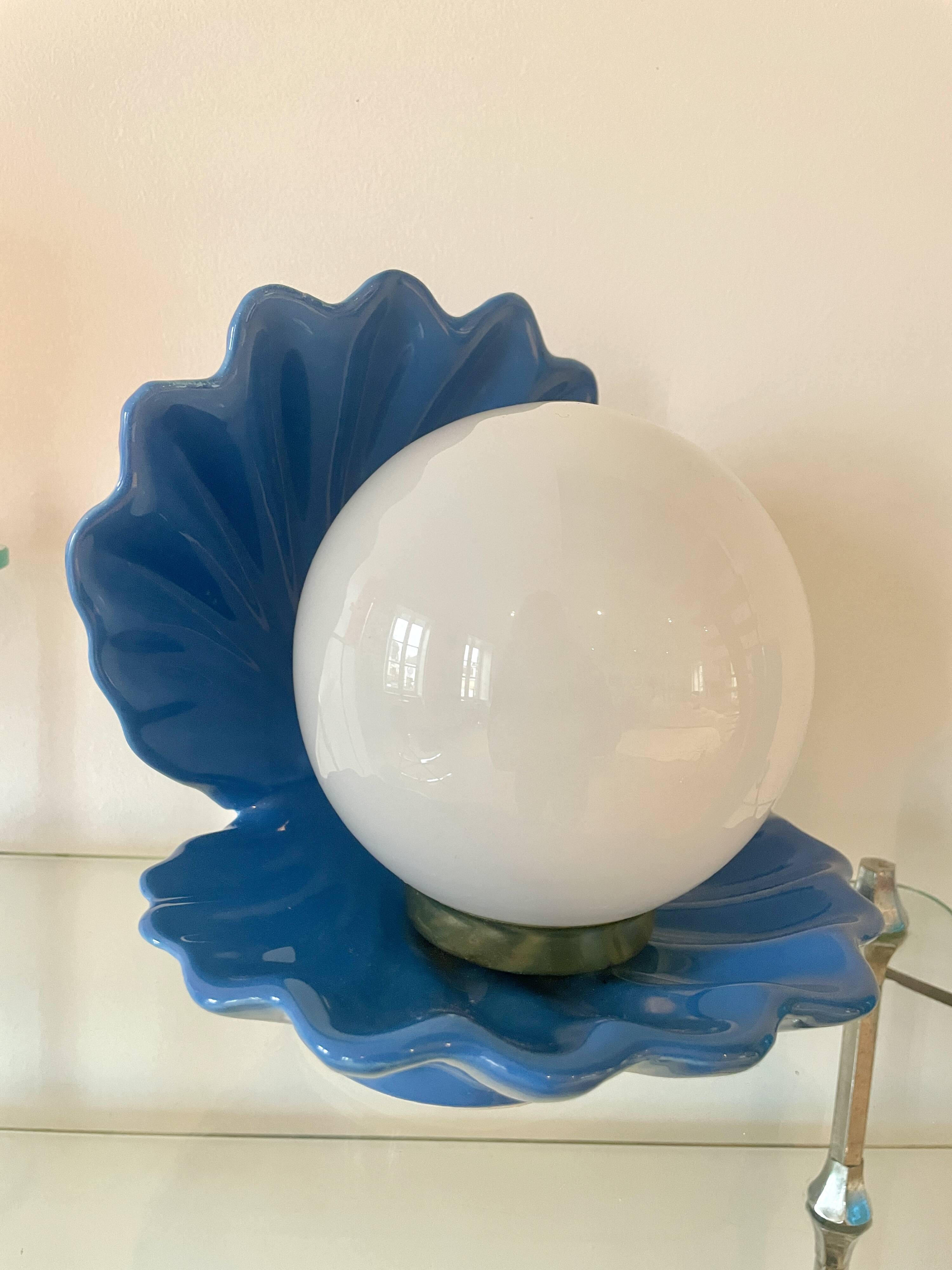 Lampe coquillage en céramique bleue